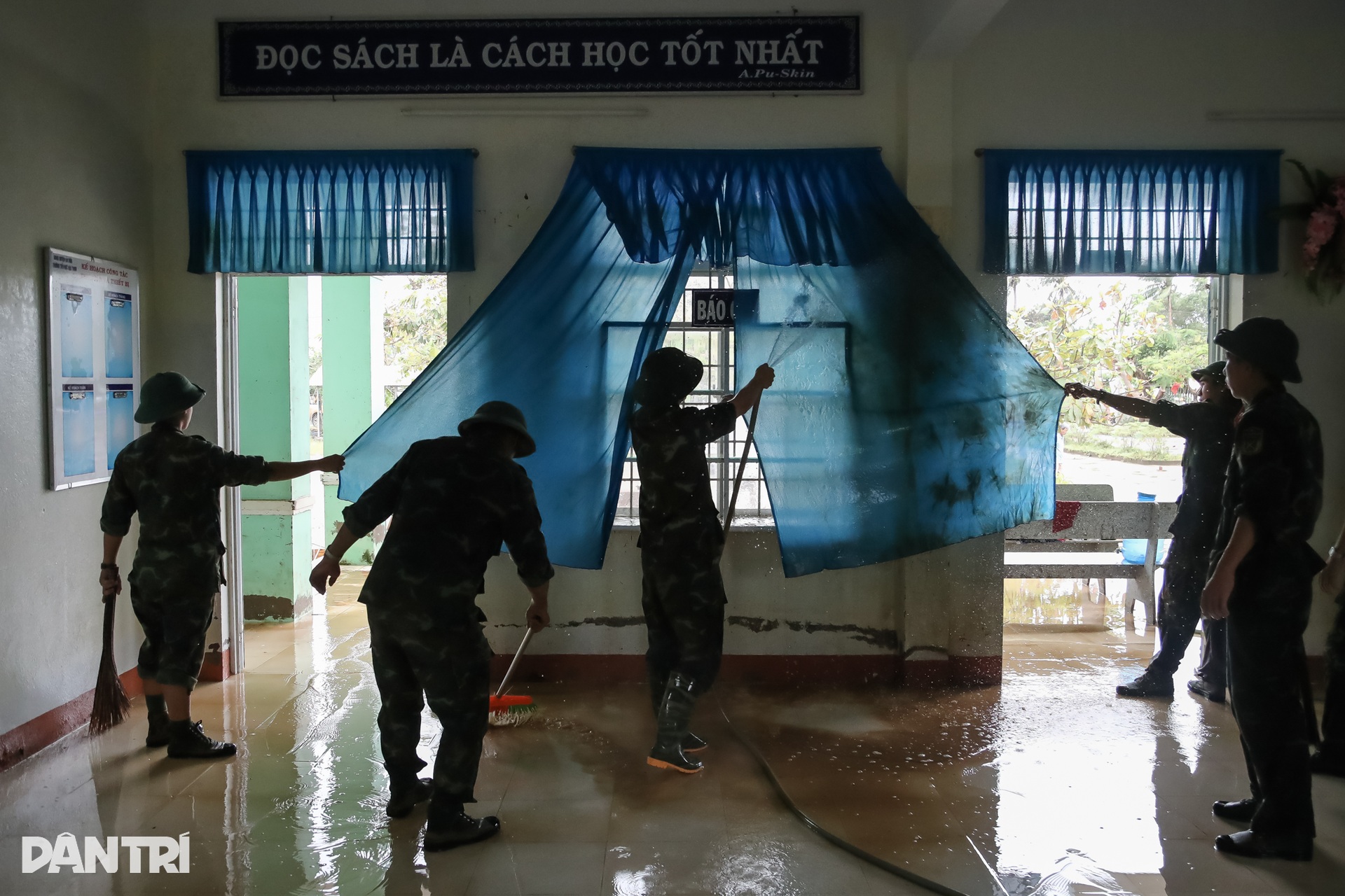 Nhà mất, người trắng tay: Những phận đời bơ vơ sau lũ ở Hòa Thịnh - 11 Nhà mất, người trắng tay: Những phận đời bơ vơ sau lũ ở Hòa Thịnh - 11