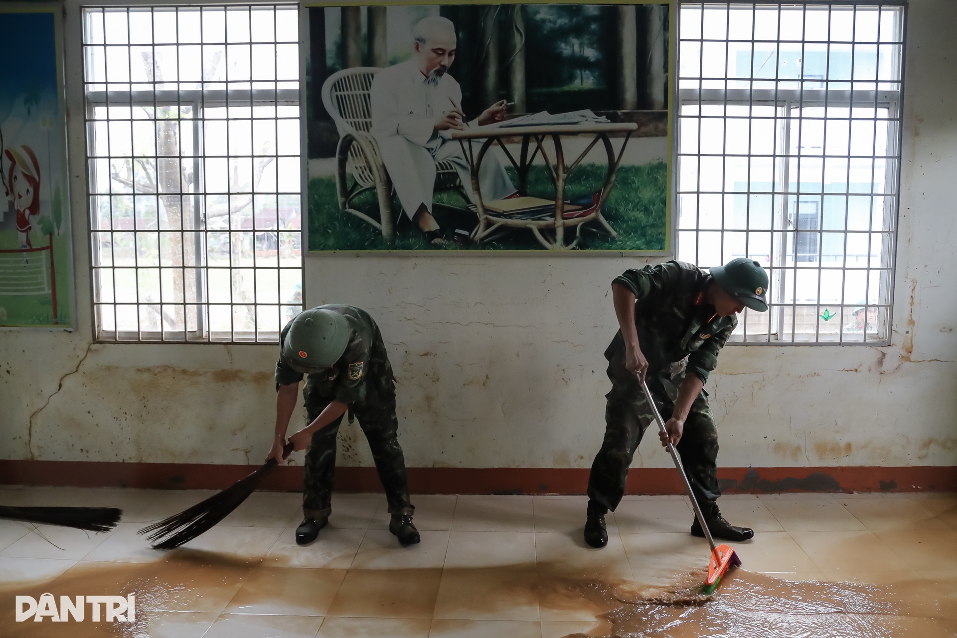 Nhà mất, người trắng tay: Những phận đời bơ vơ sau lũ ở Hòa Thịnh - 12 Nhà mất, người trắng tay: Những phận đời bơ vơ sau lũ ở Hòa Thịnh - 12