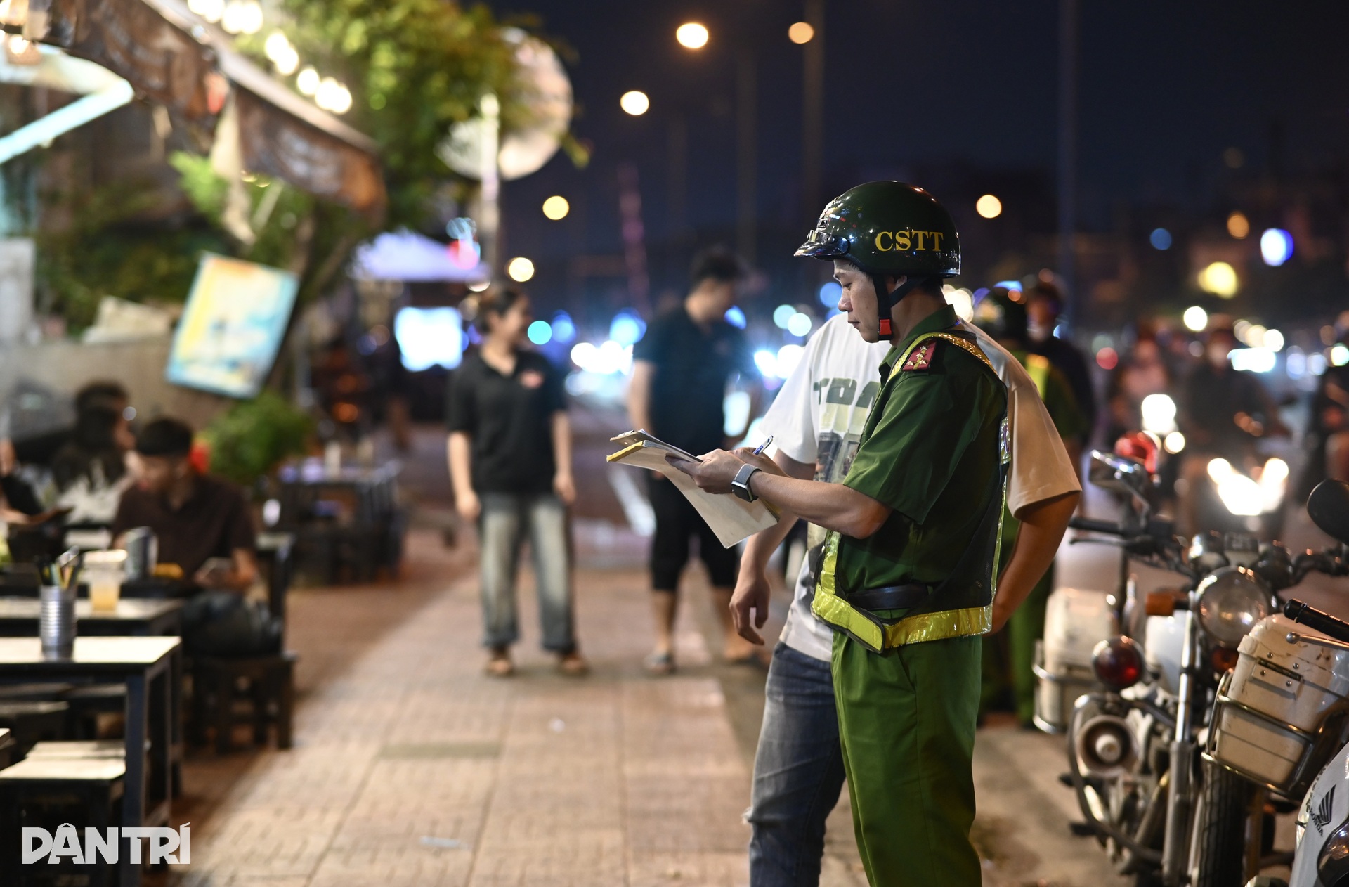 Xử phạt hàng loạt quán nhậu lấn chiếm vỉa hè trên đại lộ ở TPHCM - 7