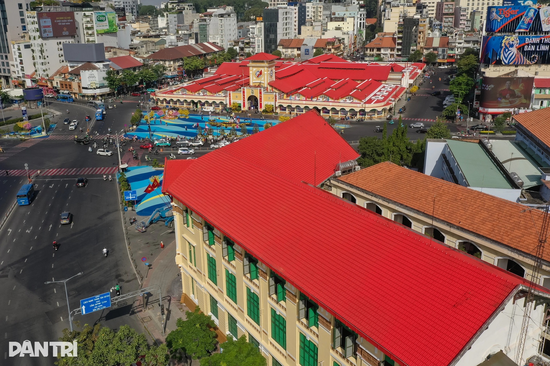Historic landmarks in Ho Chi Minh City light up ahead of Tet 2026 - 1