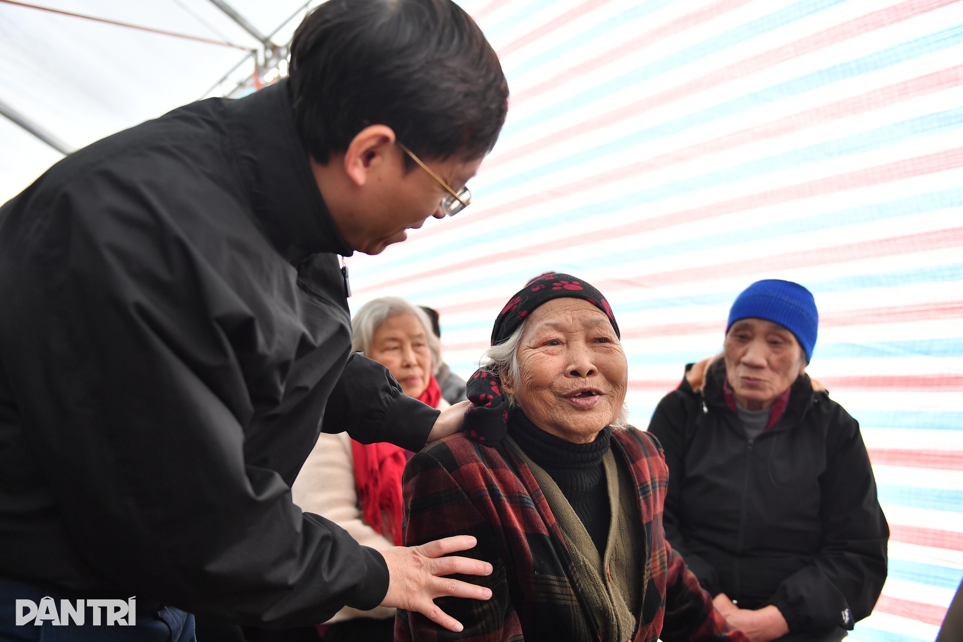 Dantri inaugurates two homes, delivers Tet gifts in Lao Cai - 2