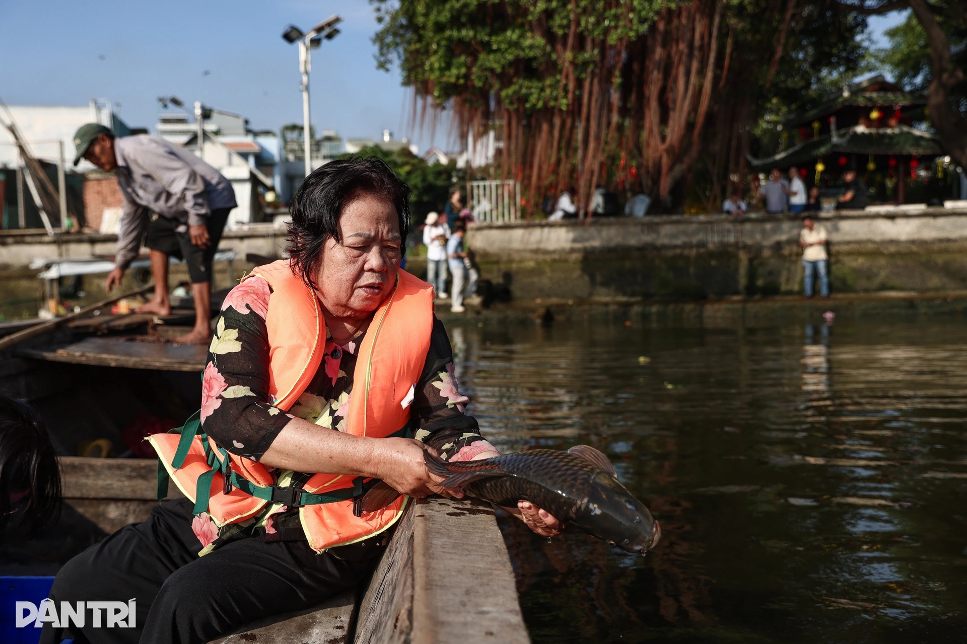 HCM City residents hire boats to release carp for Kitchen Gods ritual - 2