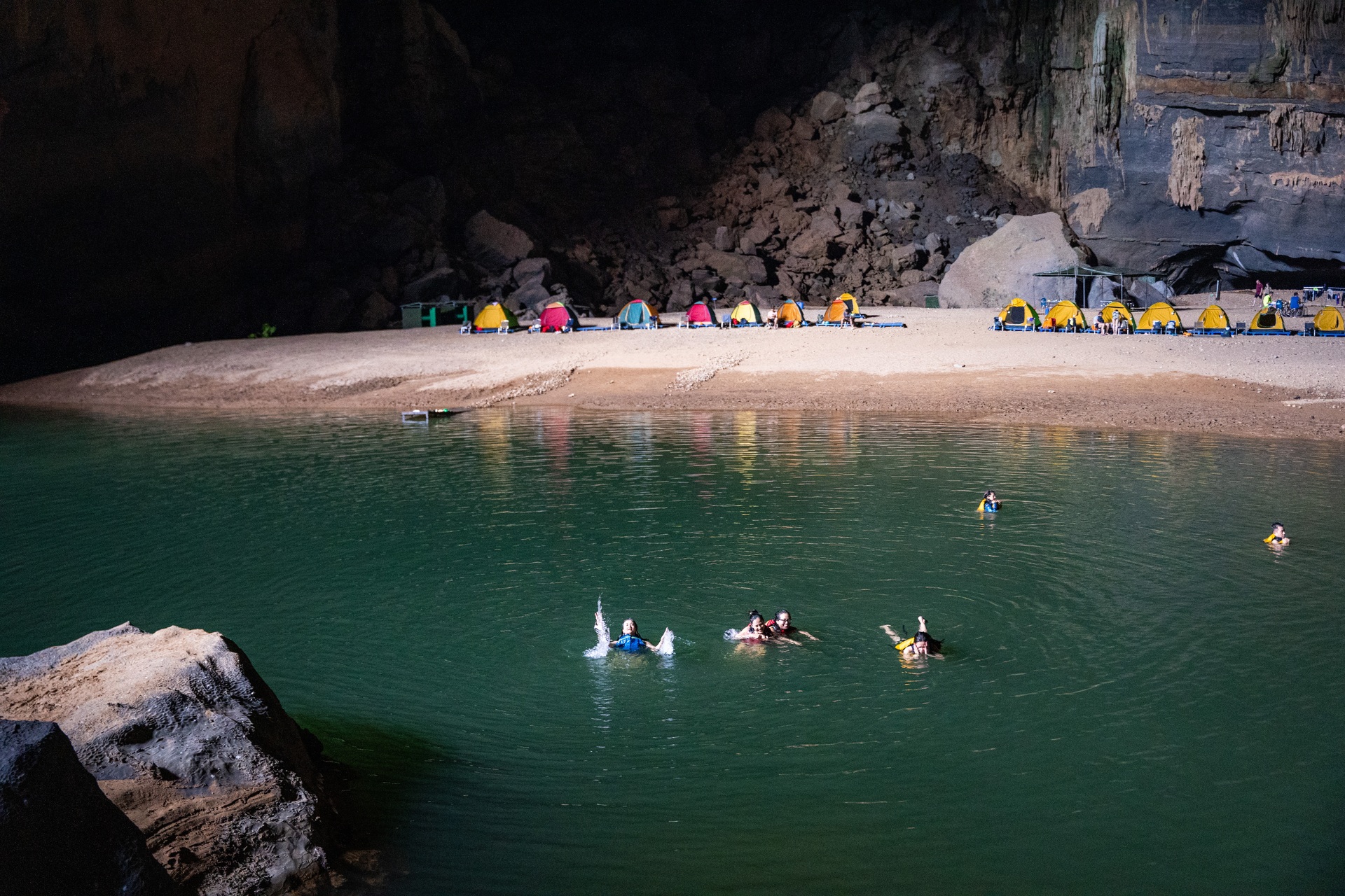 Explore one of the world’s largest caves in Quang Tri - 8