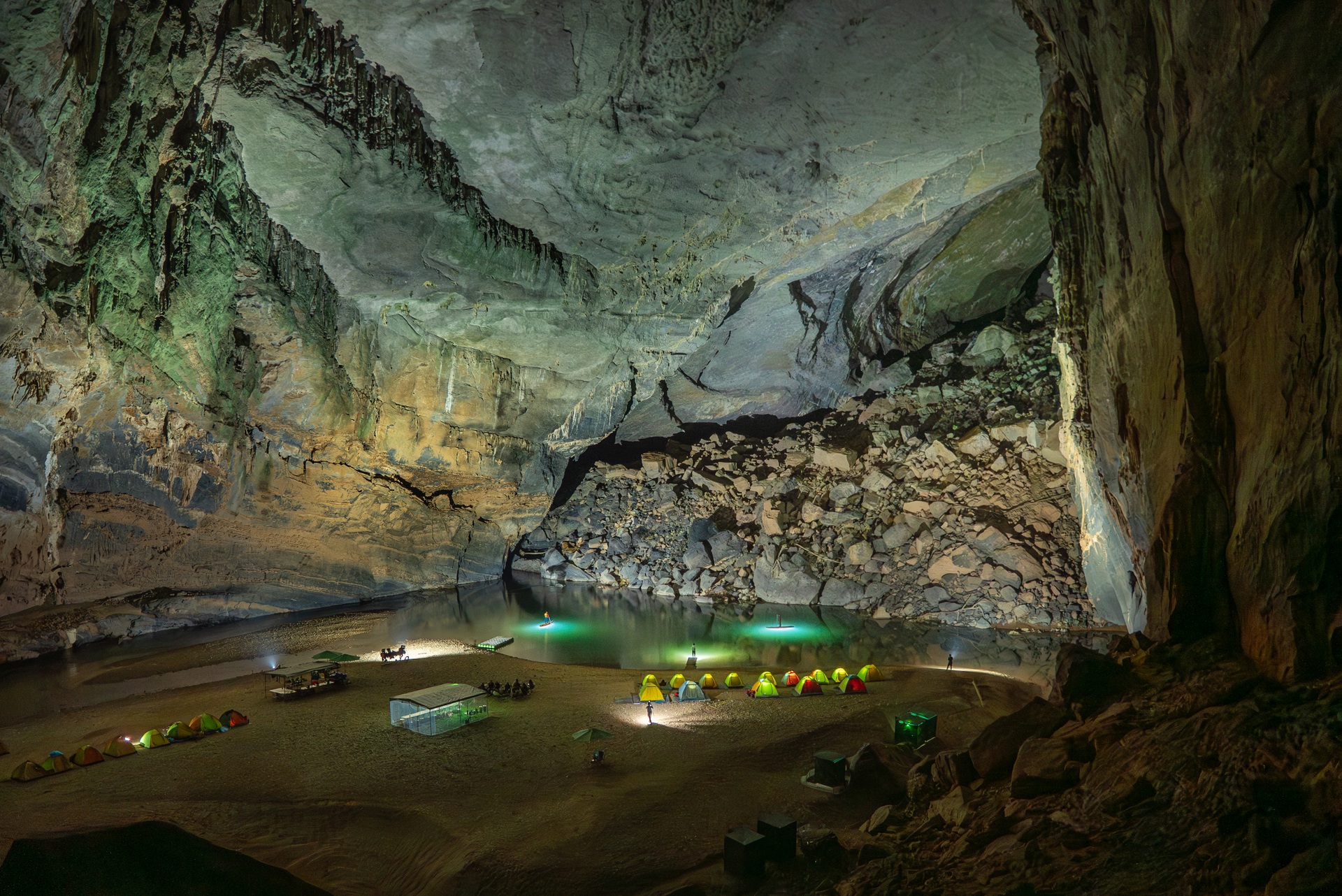 Explore one of the world’s largest caves in Quang Tri - 2