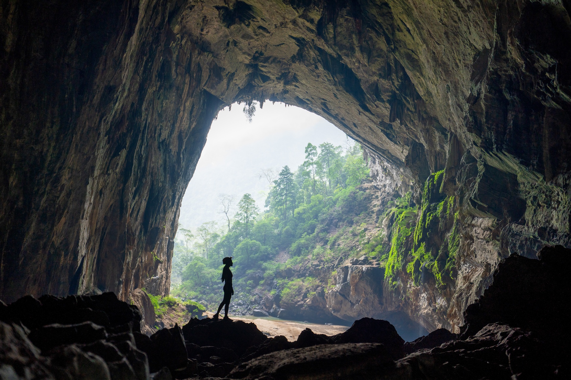 Explore one of the world’s largest caves in Quang Tri - 11
