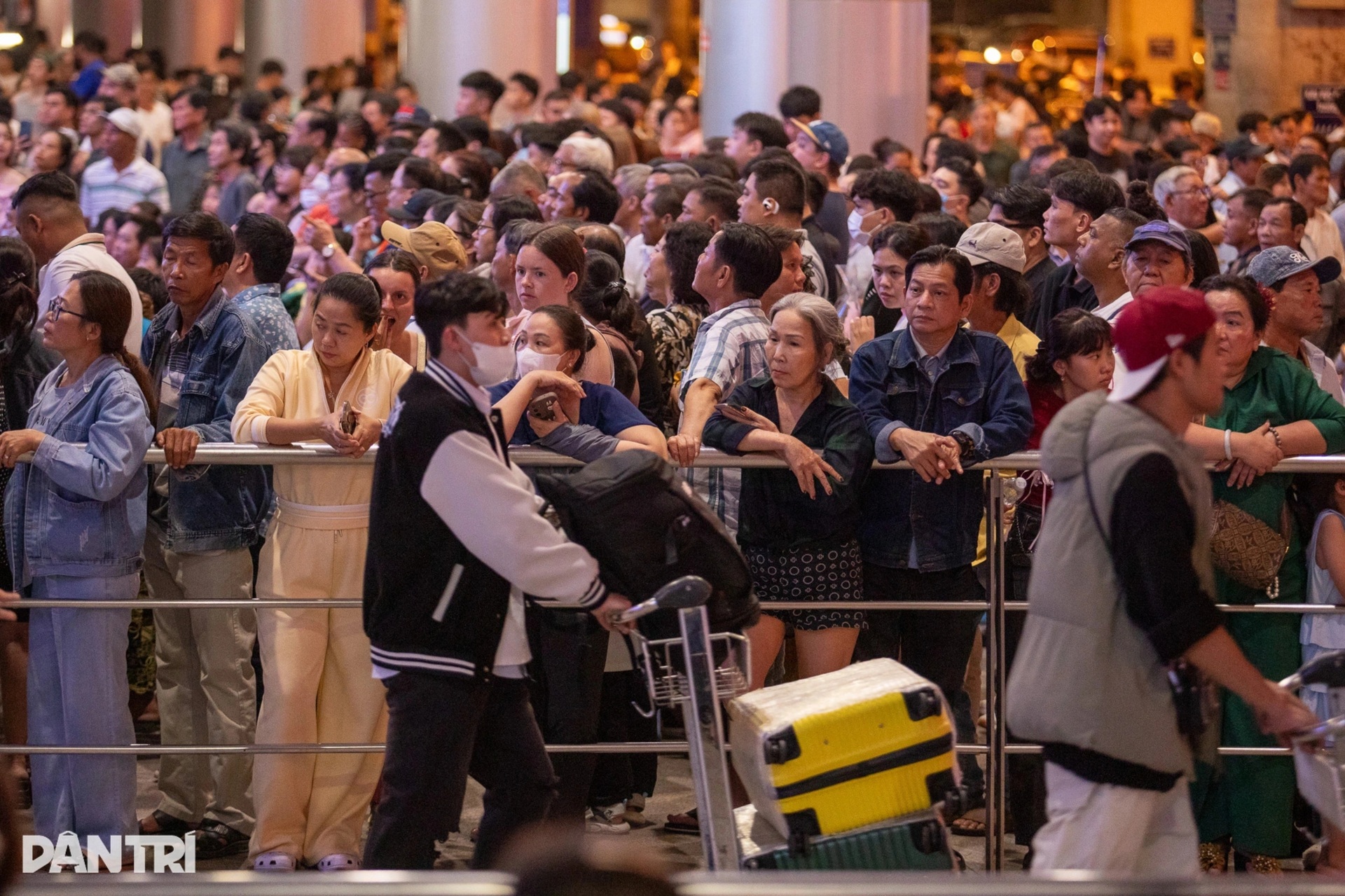 Tan Son Nhat Airport packed as overseas Vietnamese return for Tet - 1