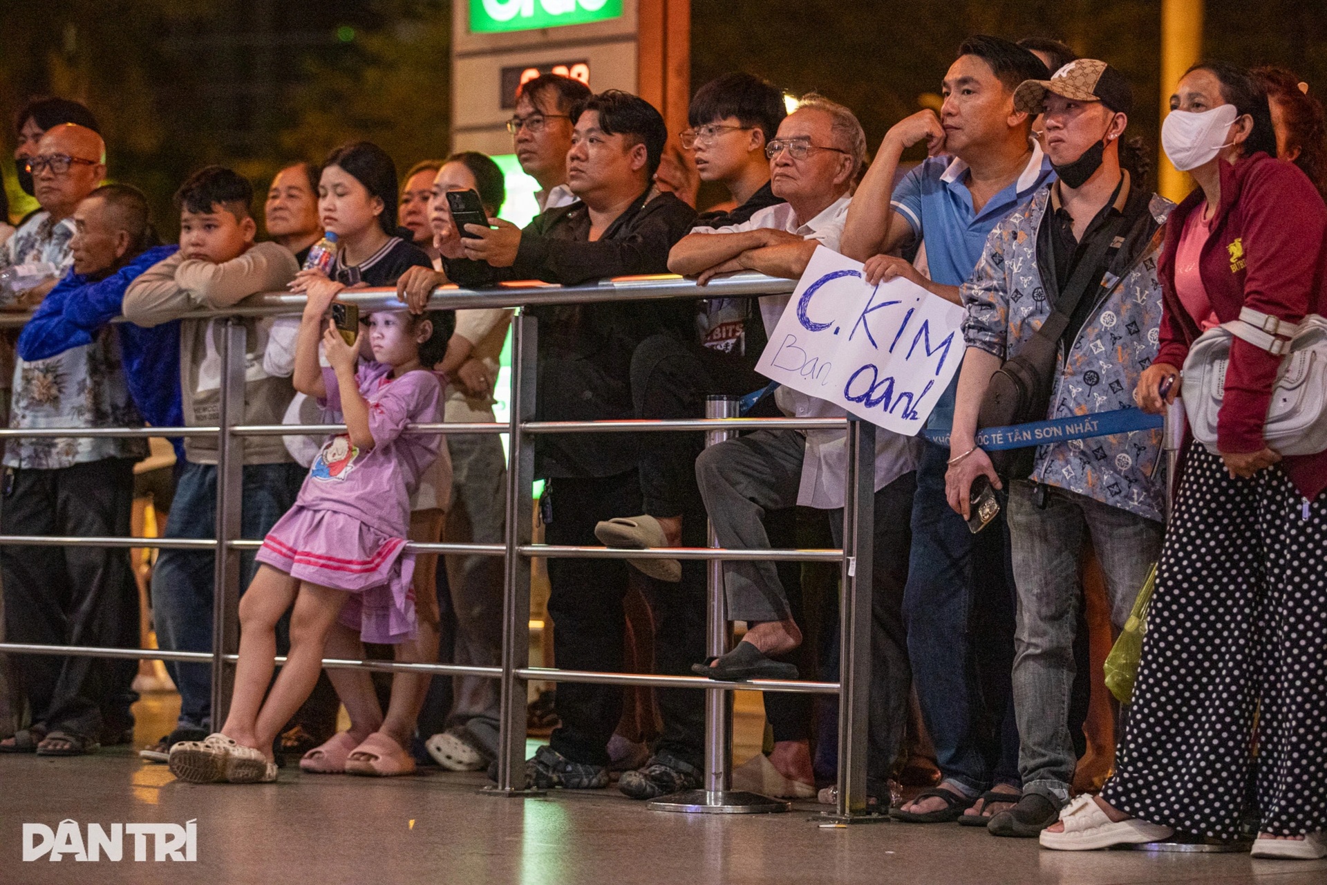Tan Son Nhat Airport packed as overseas Vietnamese return for Tet - 6