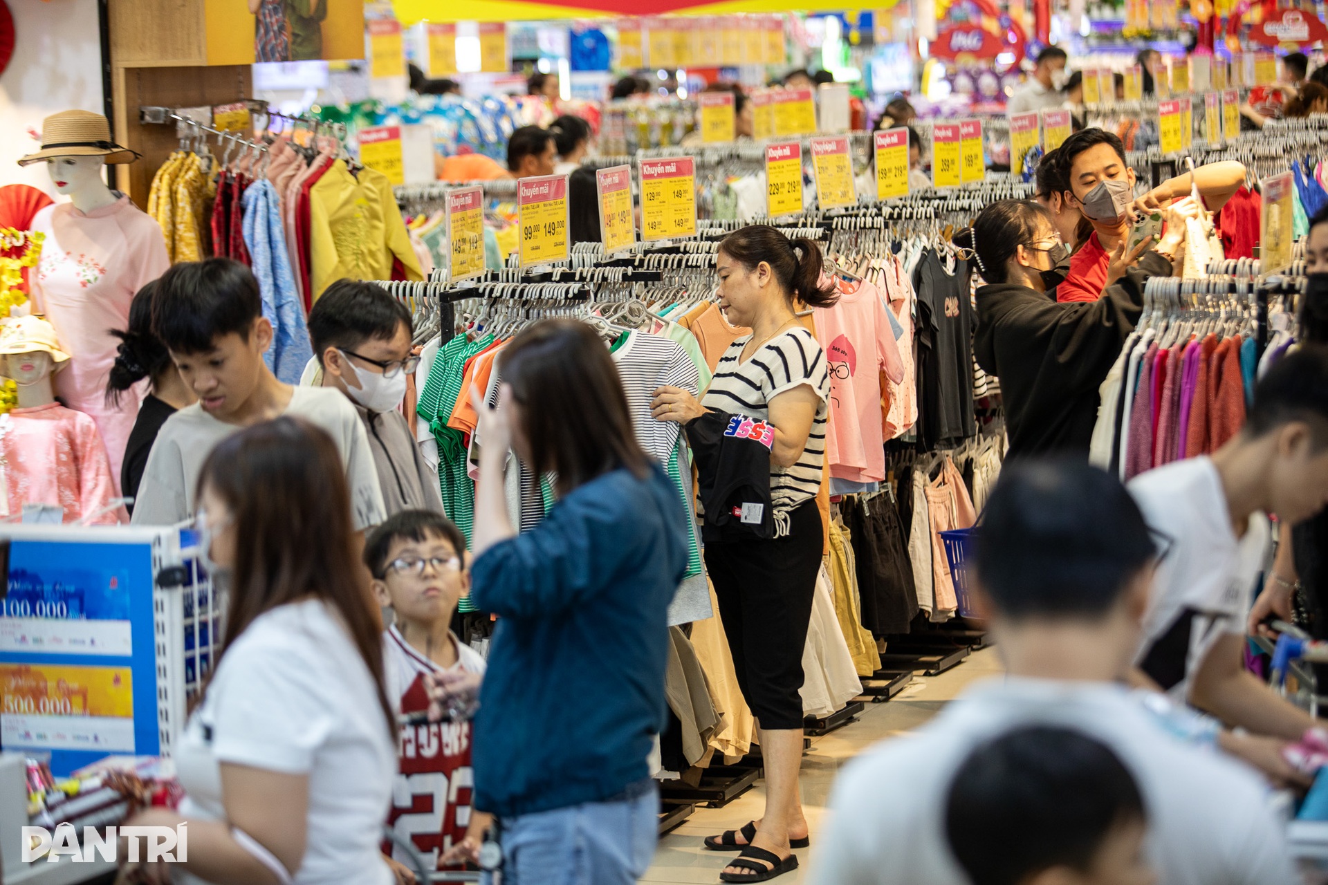 HCM City supermarkets overwhelmed as shoppers leave Tet buying late - 4 HCM City supermarkets overwhelmed as shoppers leave Tet buying late - 4