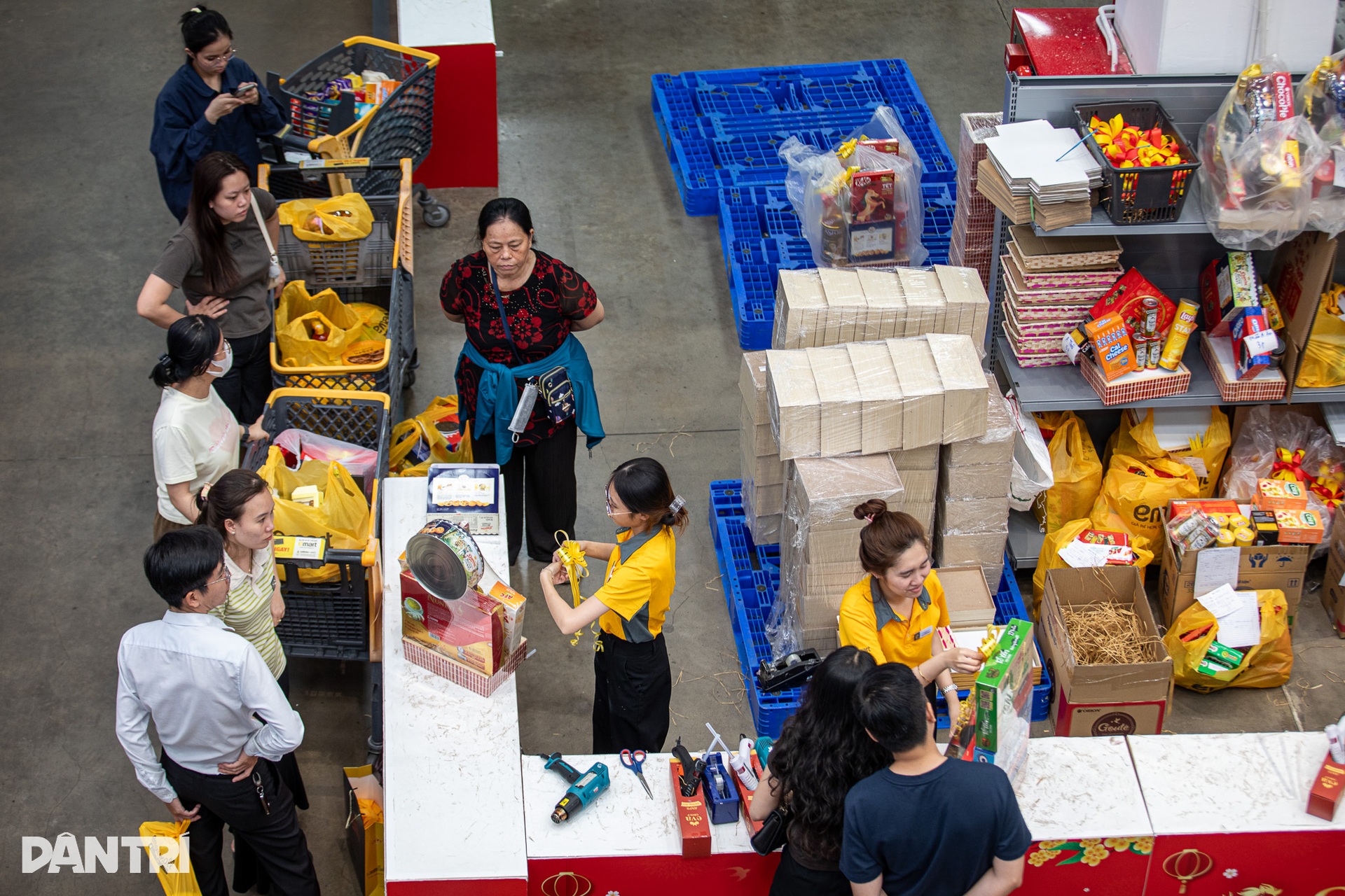 HCM City supermarkets overwhelmed as shoppers leave Tet buying late - 11 HCM City supermarkets overwhelmed as shoppers leave Tet buying late - 11