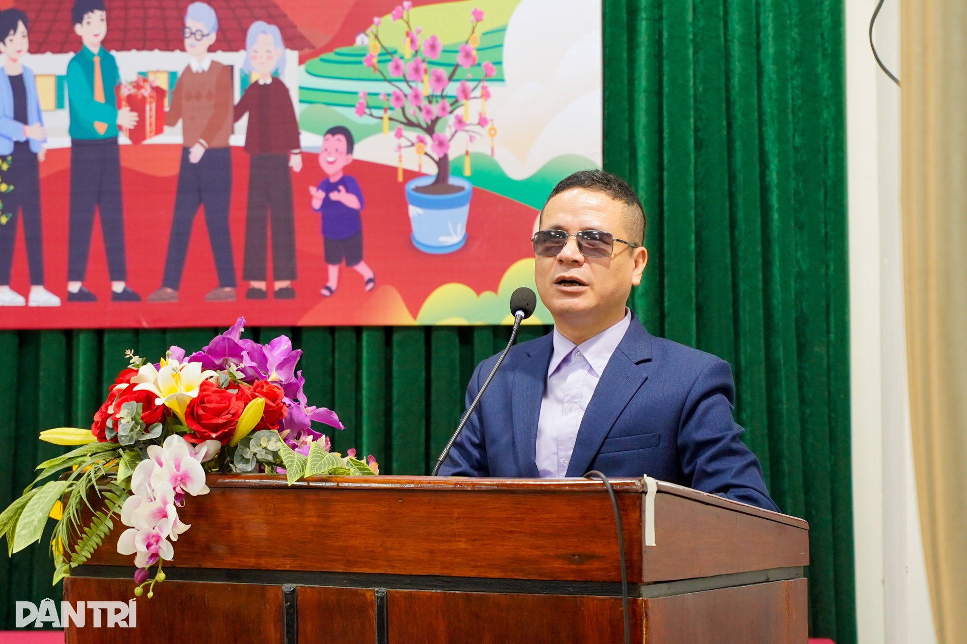 Dantri delivers Tet gifts to visually impaired people in Hanoi - 3 Dantri delivers Tet gifts to visually impaired people in Hanoi - 3