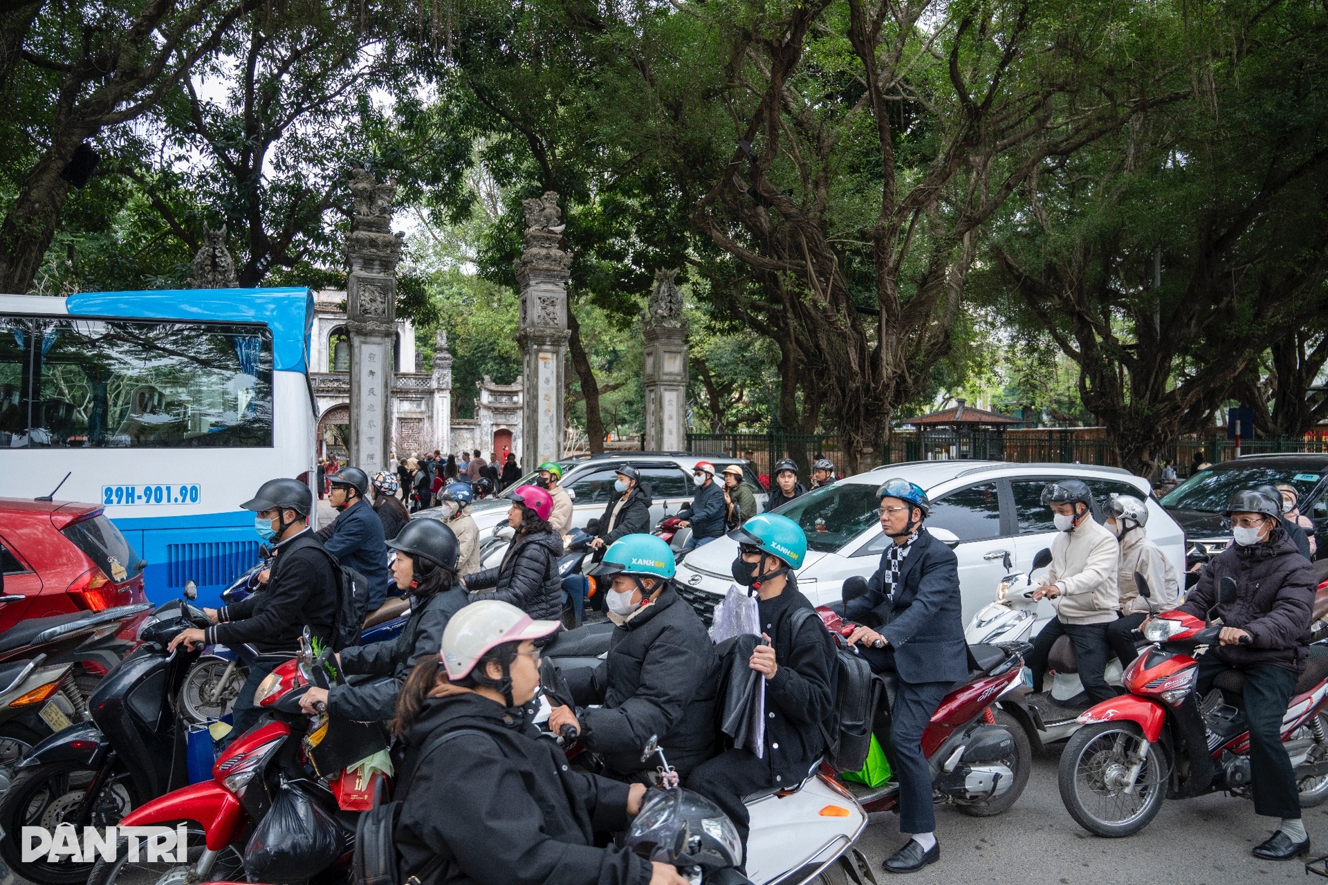 Temple of Literature draws crowds seeking Tet calligraphy - 11
