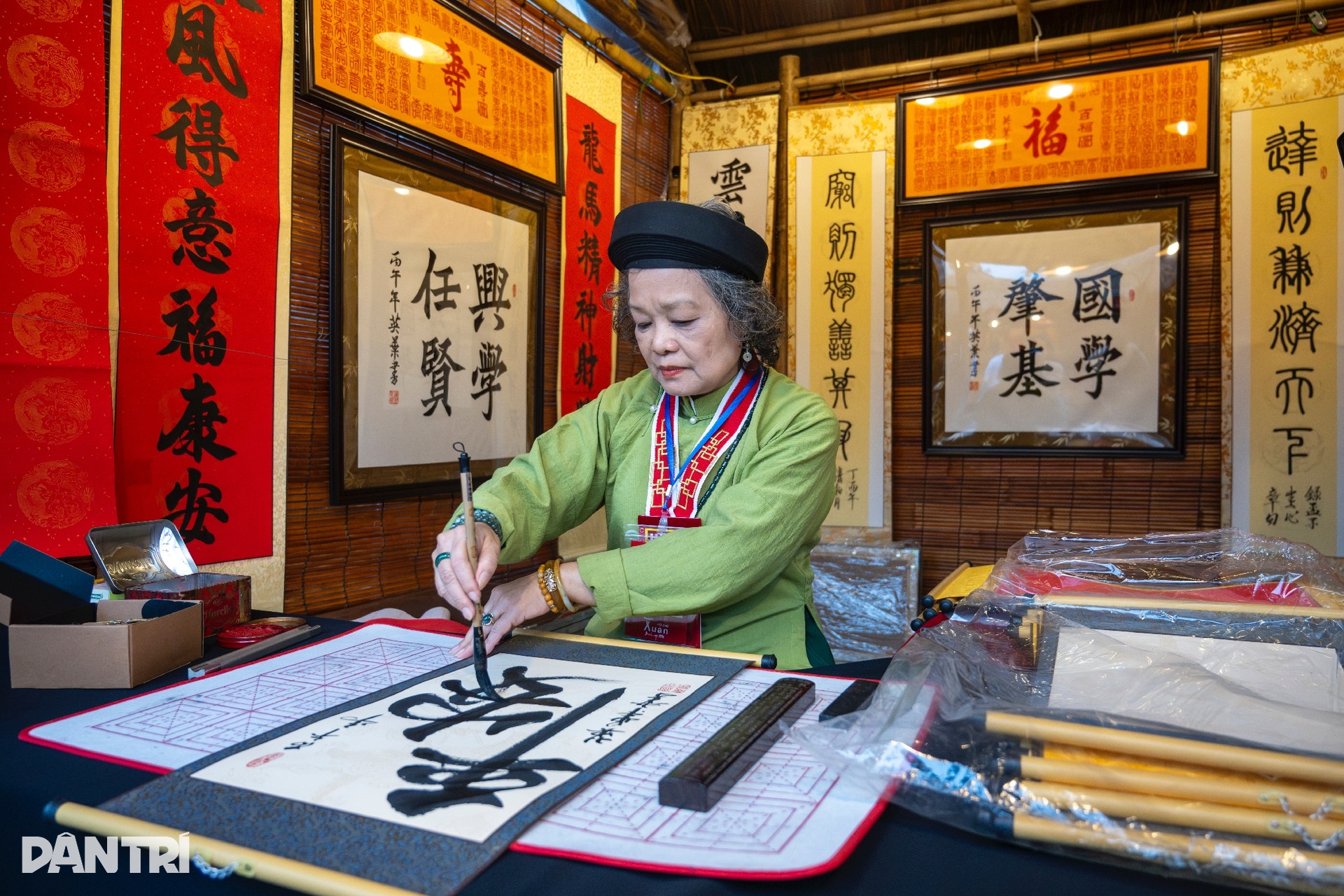 Temple of Literature draws crowds seeking Tet calligraphy - 5
