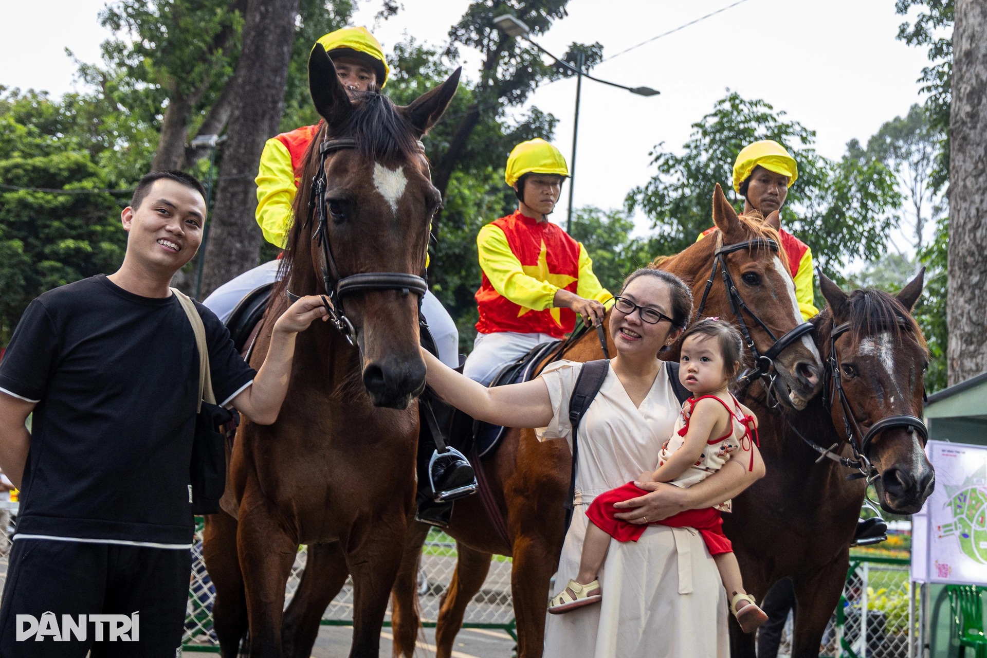 Real horses parade at Ho Chi Minh City Spring Flower Festival - 1