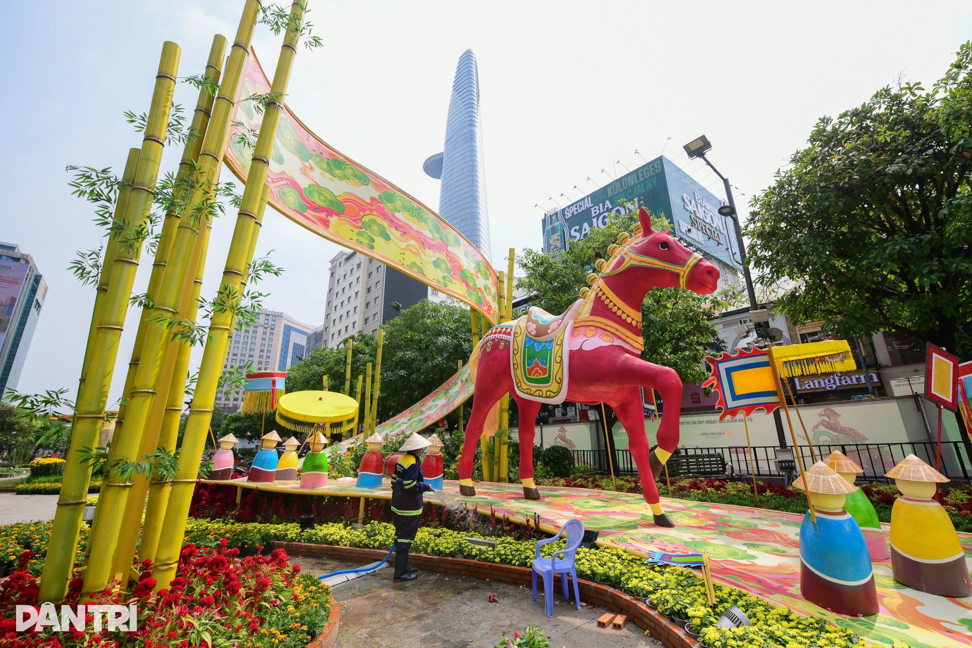Giant horse mascot unveiled at Nguyen Hue Flower Street - 5