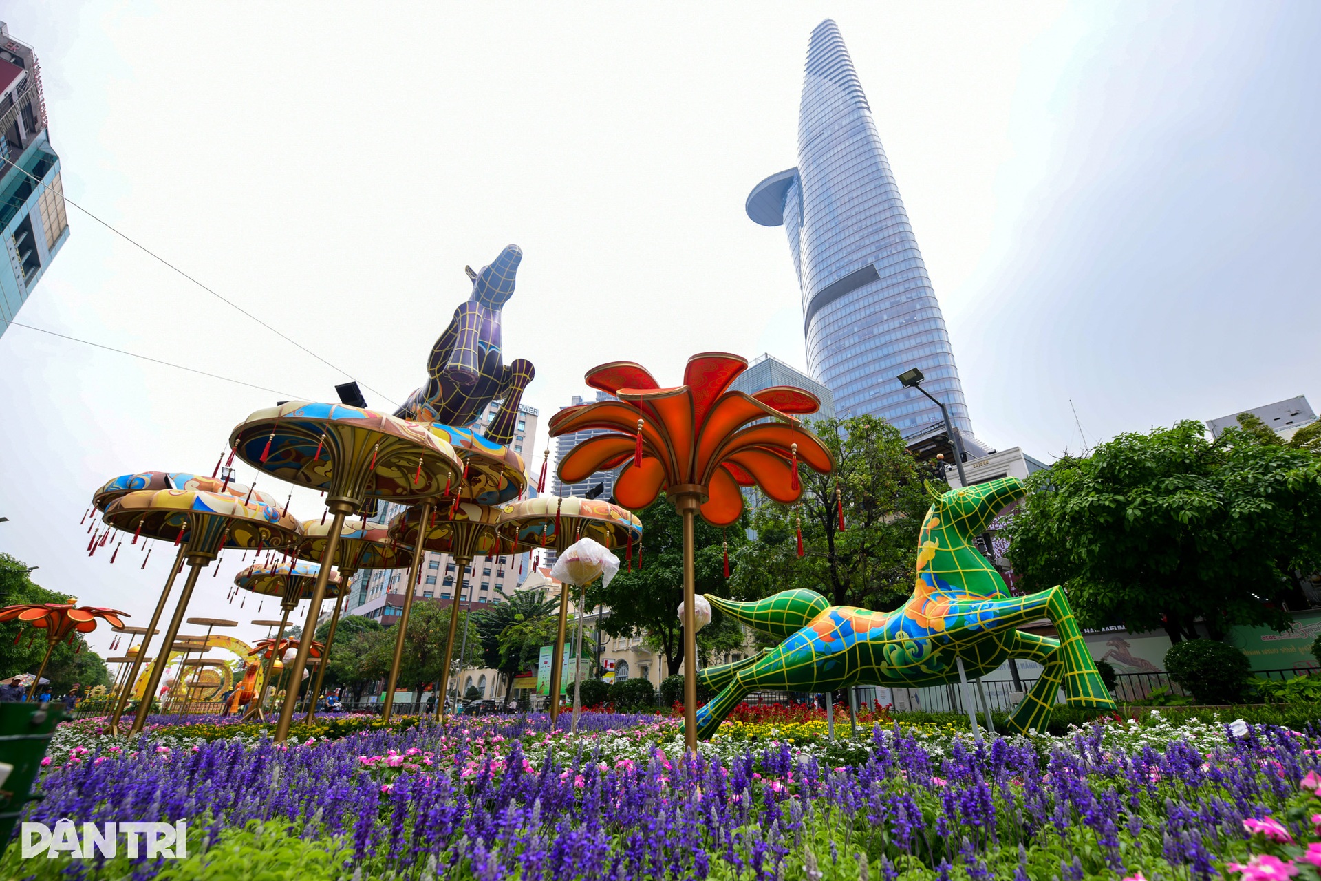 Giant horse mascot unveiled at Nguyen Hue Flower Street - 6