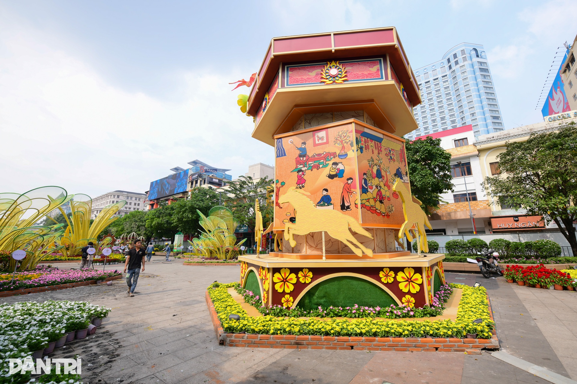 Giant horse mascot unveiled at Nguyen Hue Flower Street - 7