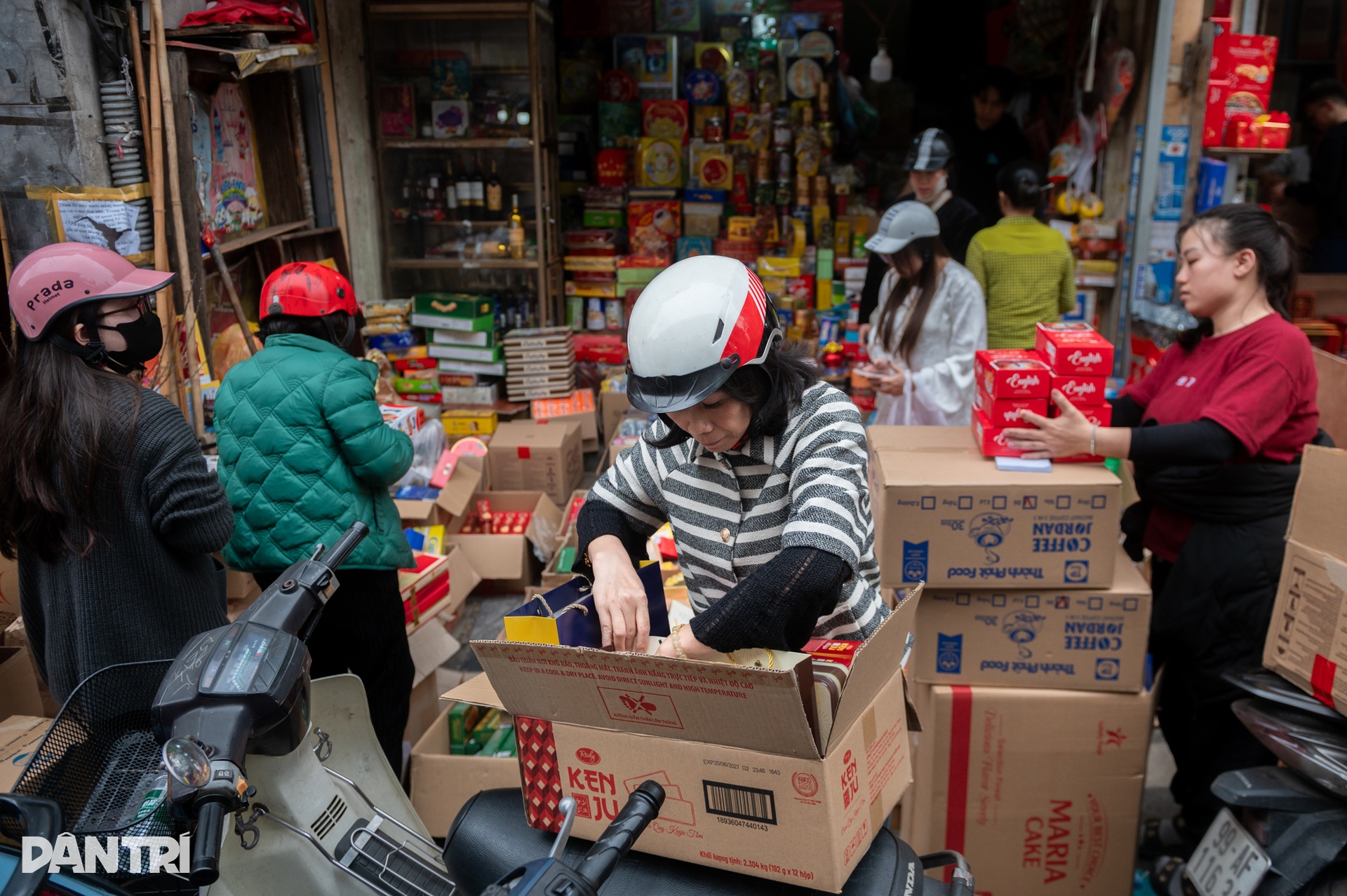 Hanoi Old Quarter confectionery streets packed ahead of Tet - 2