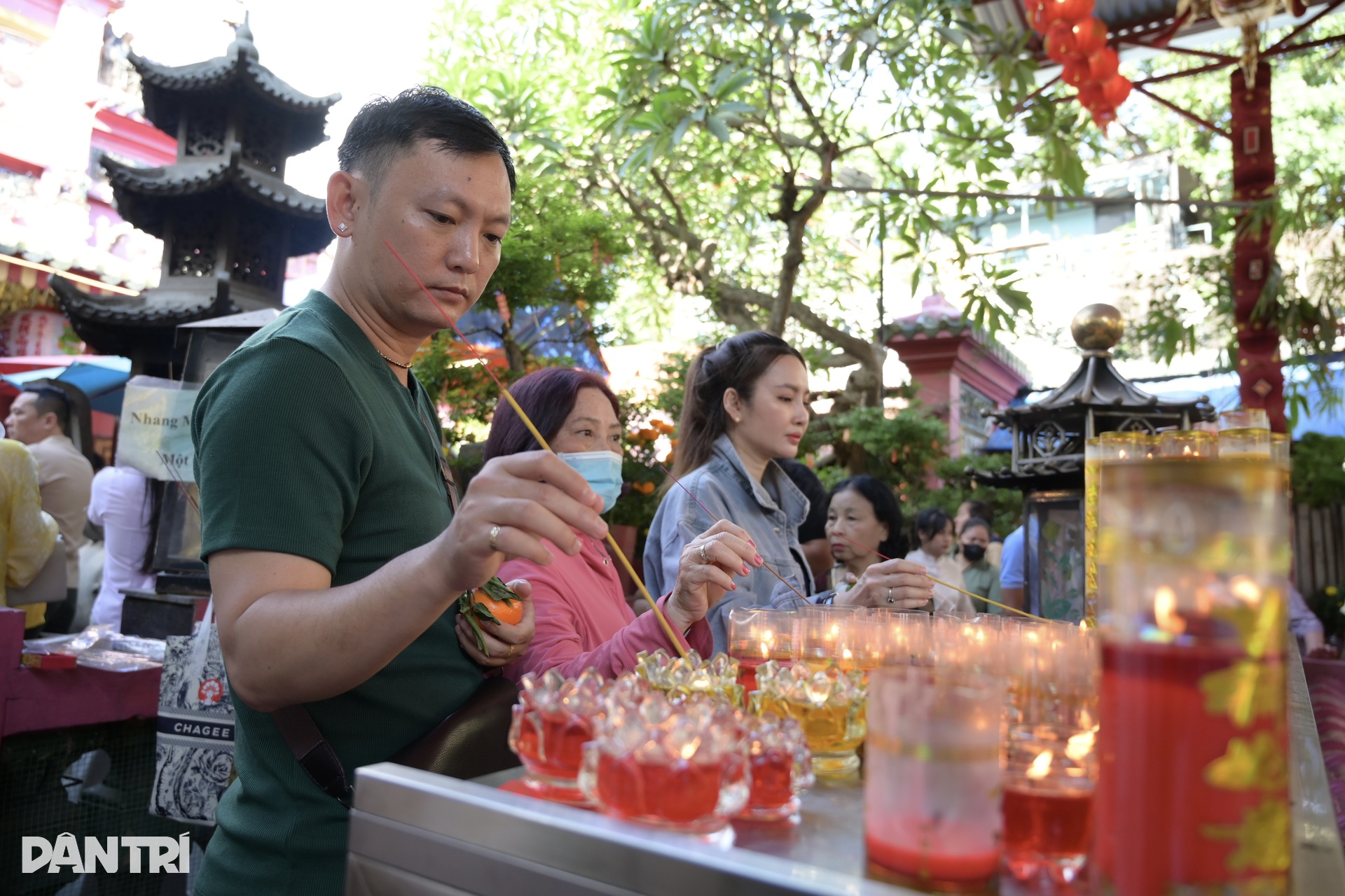 Crowds pack Ngoc Hoang Pagoda on first day of Lunar New Year - 5 Crowds pack Ngoc Hoang Pagoda on first day of Lunar New Year - 5