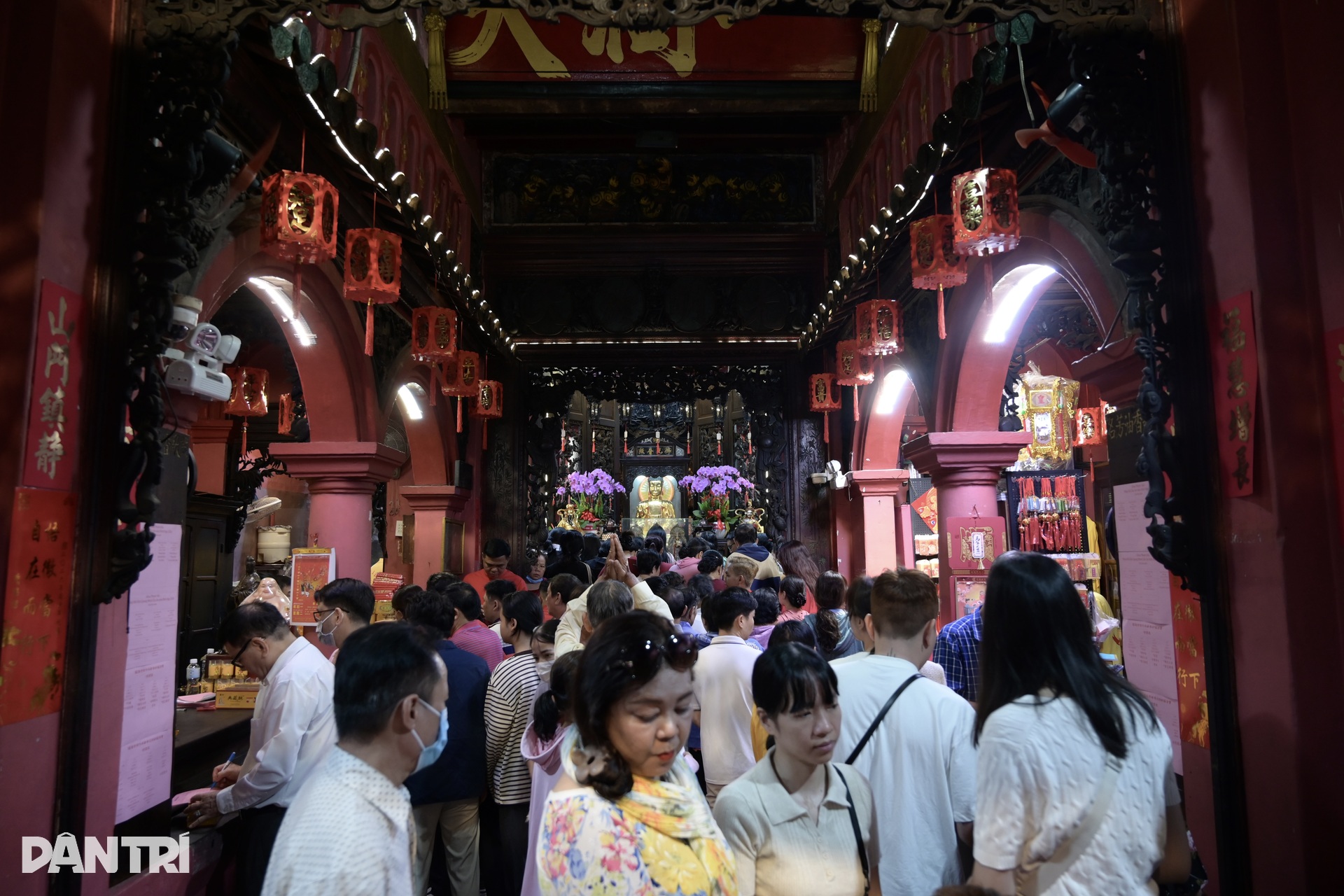 Crowds pack Ngoc Hoang Pagoda on first day of Lunar New Year - 7 Crowds pack Ngoc Hoang Pagoda on first day of Lunar New Year - 7