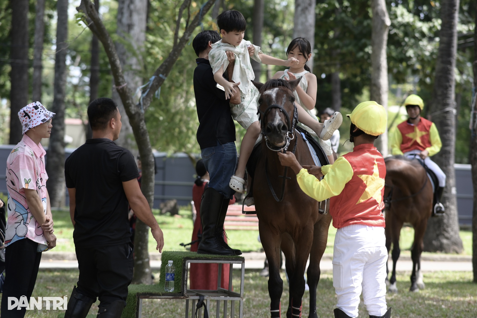 Hundreds in Ho Chi Minh City try horse riding during Tet holiday - 4 Hundreds in Ho Chi Minh City try horse riding during Tet holiday - 4