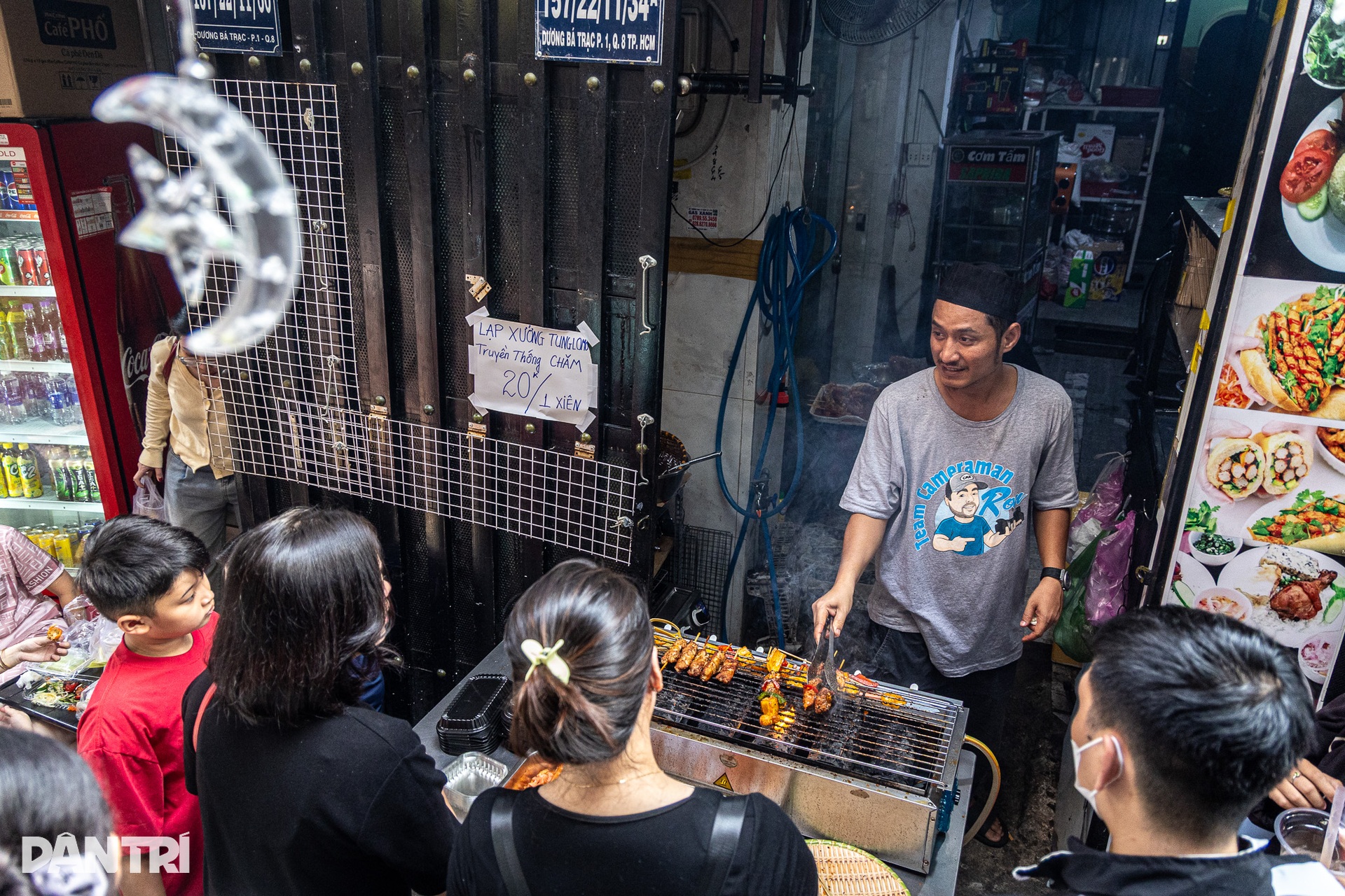 Ho Chi Minh City’s once-a-year Ramadan market draws crowds - 3