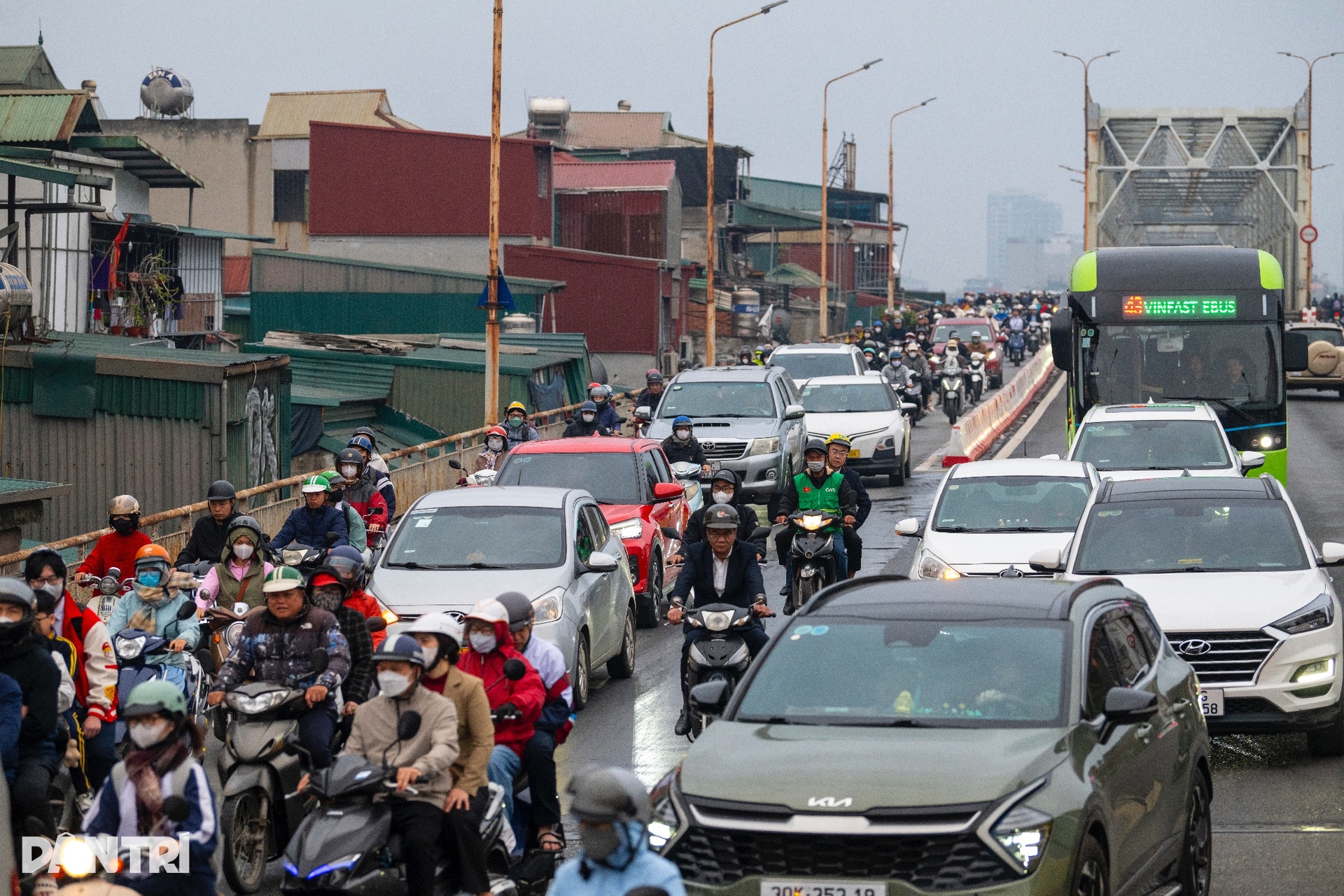 Hanoi gridlocked as residents return after Tet holiday - 3