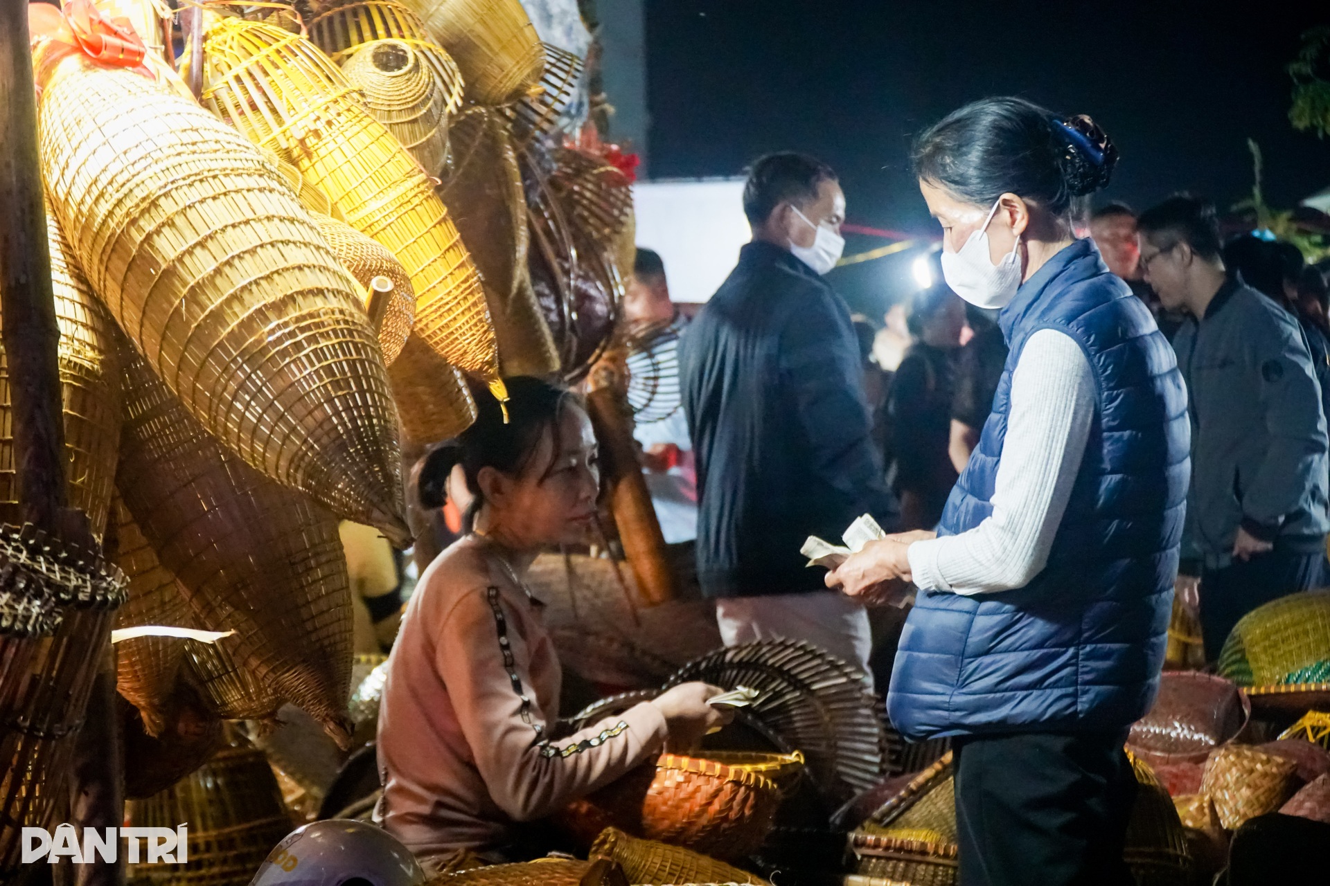 Crowds brave rain for luck-buying market in Ninh Binh - 3 Crowds brave rain for luck-buying market in Ninh Binh - 3