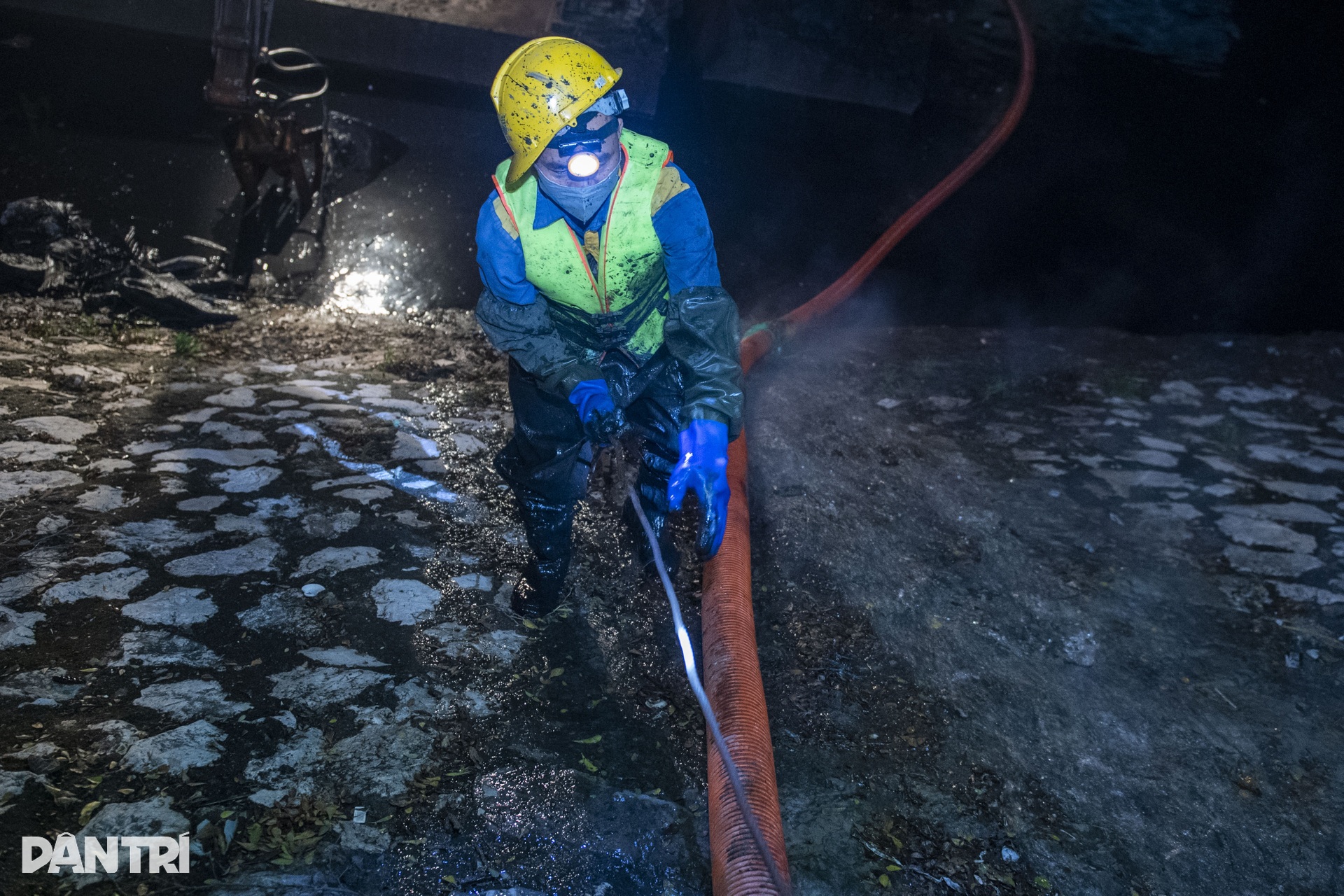 Overnight dredging clears Hanoi river before rains - 7