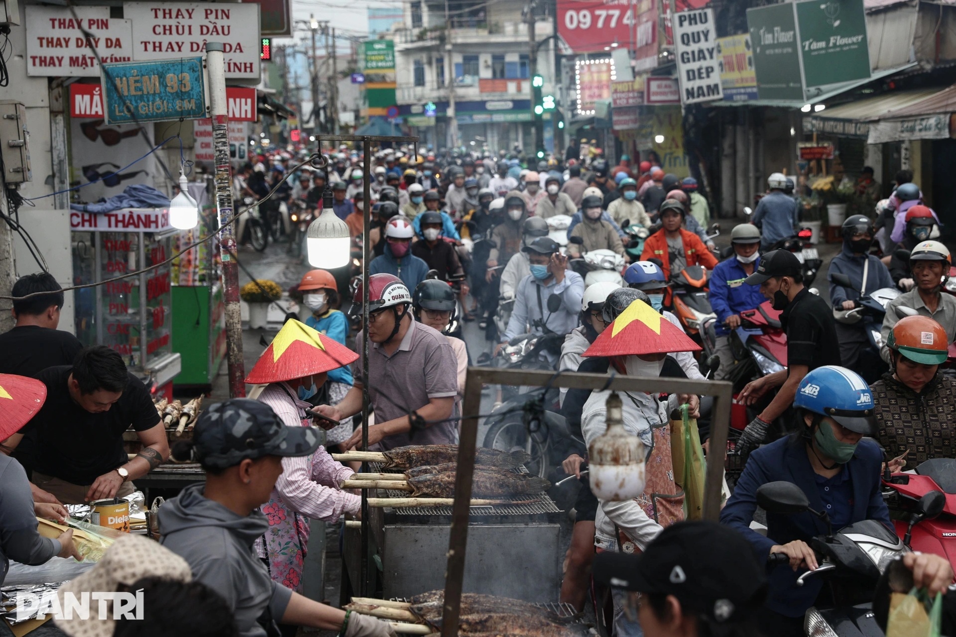 Grilled snakehead fish stalls sell thousands on God of Wealth day - 1 Grilled snakehead fish stalls sell thousands on God of Wealth day - 1