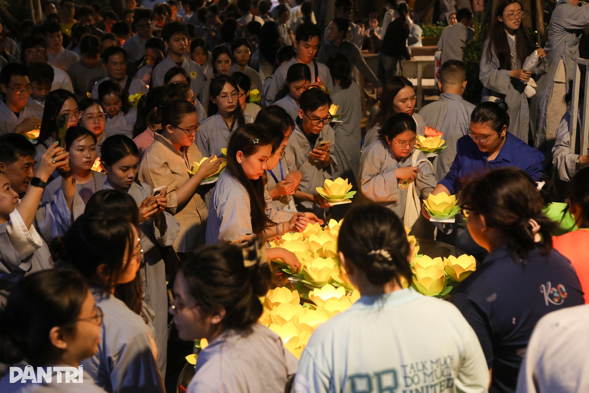 Ho Chi Minh City residents release lanterns for Lunar New Year peace - 9 Ho Chi Minh City residents release lanterns for Lunar New Year peace - 9