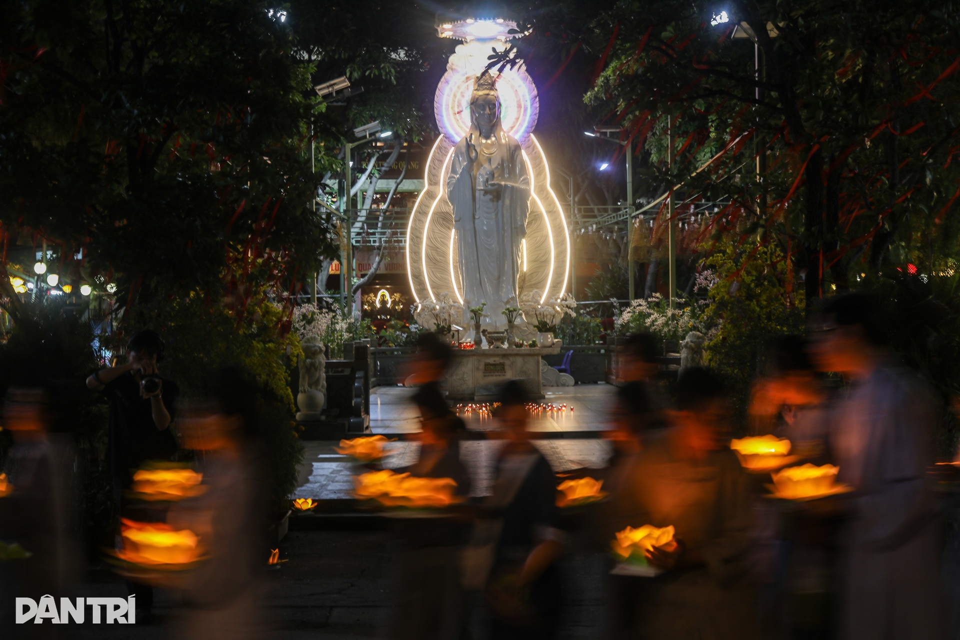 Ho Chi Minh City residents release lanterns for Lunar New Year peace - 8 Ho Chi Minh City residents release lanterns for Lunar New Year peace - 8