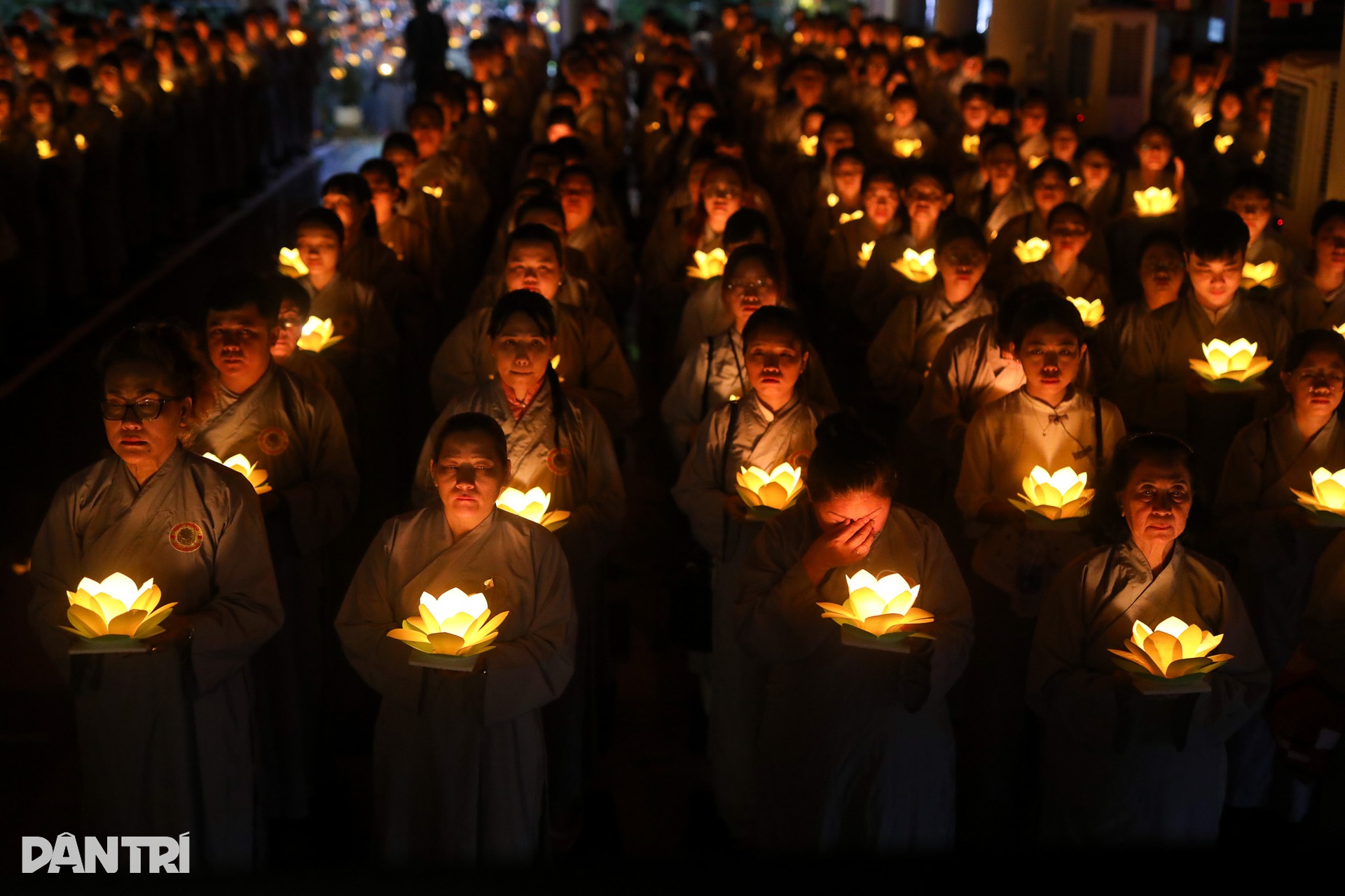 Ho Chi Minh City residents release lanterns for Lunar New Year peace - 1 Ho Chi Minh City residents release lanterns for Lunar New Year peace - 1