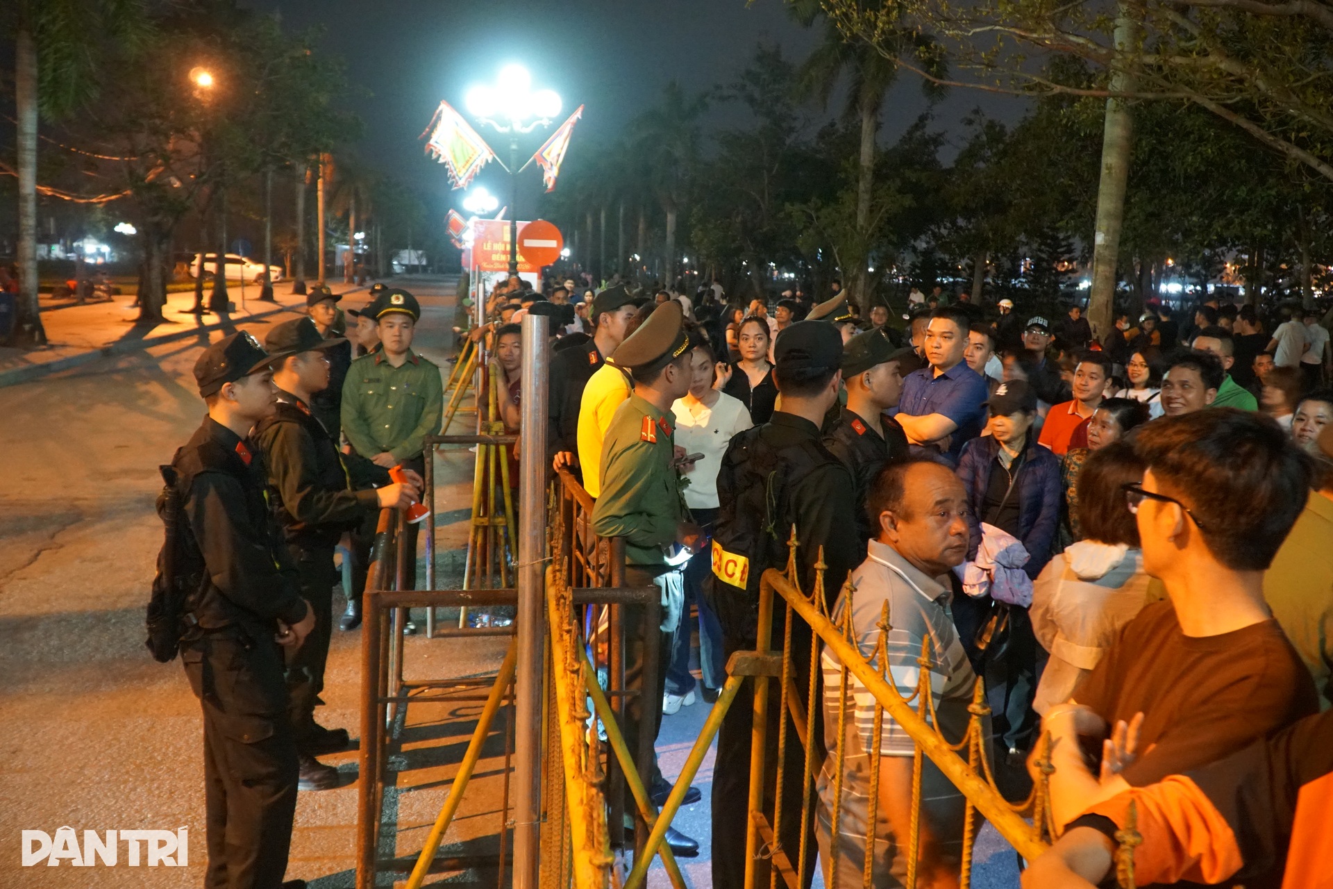 Thousands brave rain for Tran Temple seals - 5