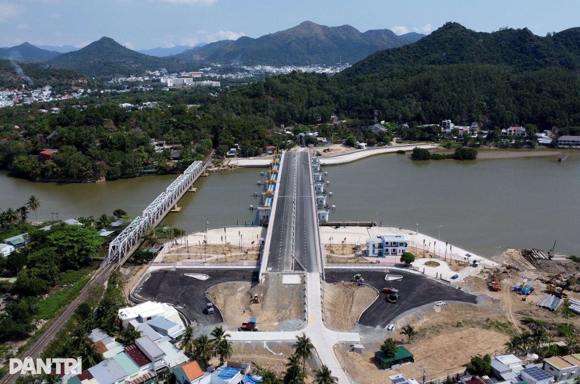 Anti-saltwater intrusion dam in Nha Trang nears completion - 10