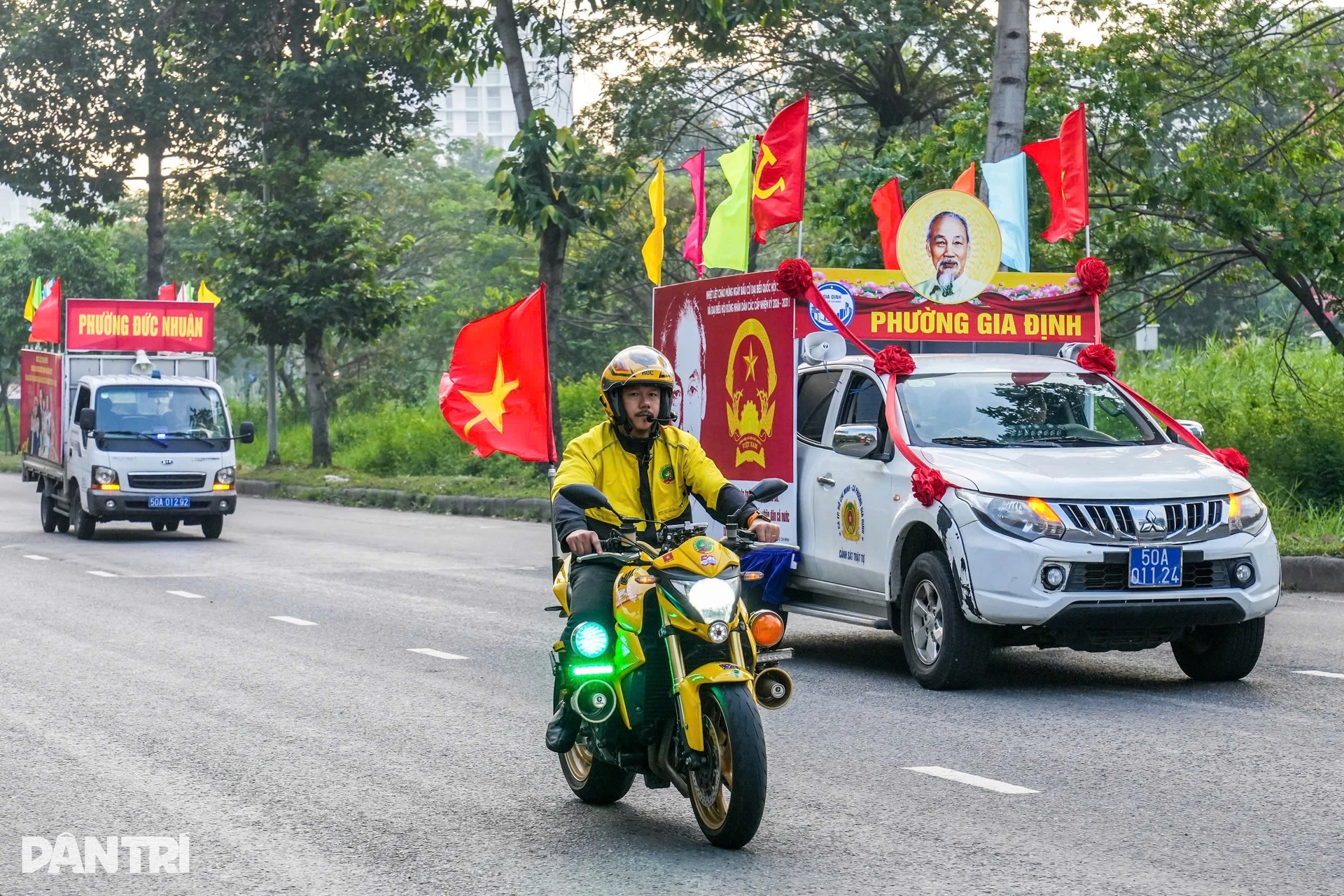 168 decorated vehicles parade in HCM City to promote election - 5