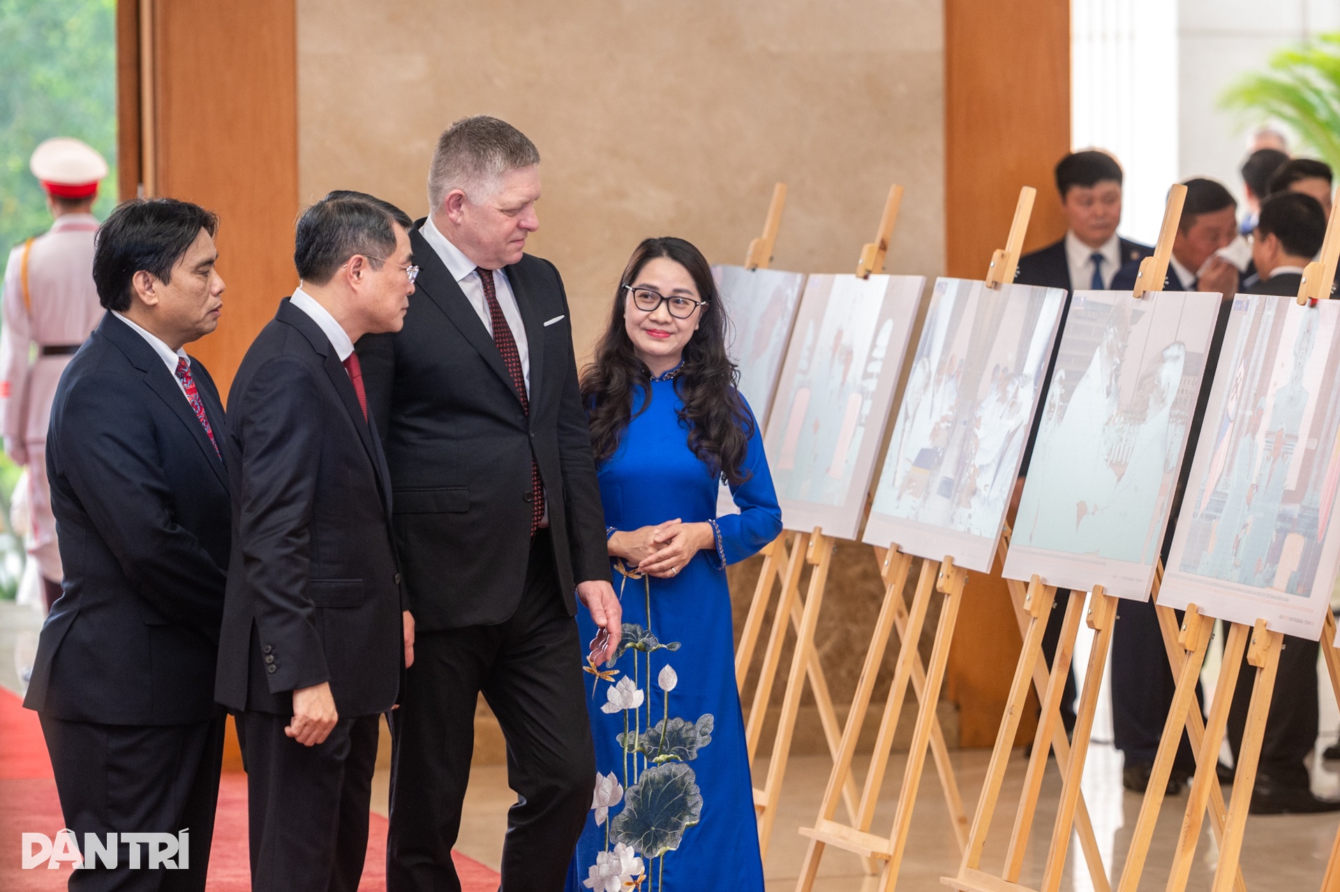 PM Le Minh Hung hosts Slovak counterpart on official Vietnam visit - 5
