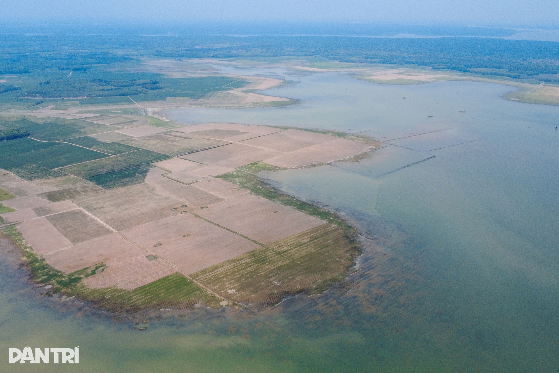 Dau Tieng Reservoir levels fall amid peak dry season - 2