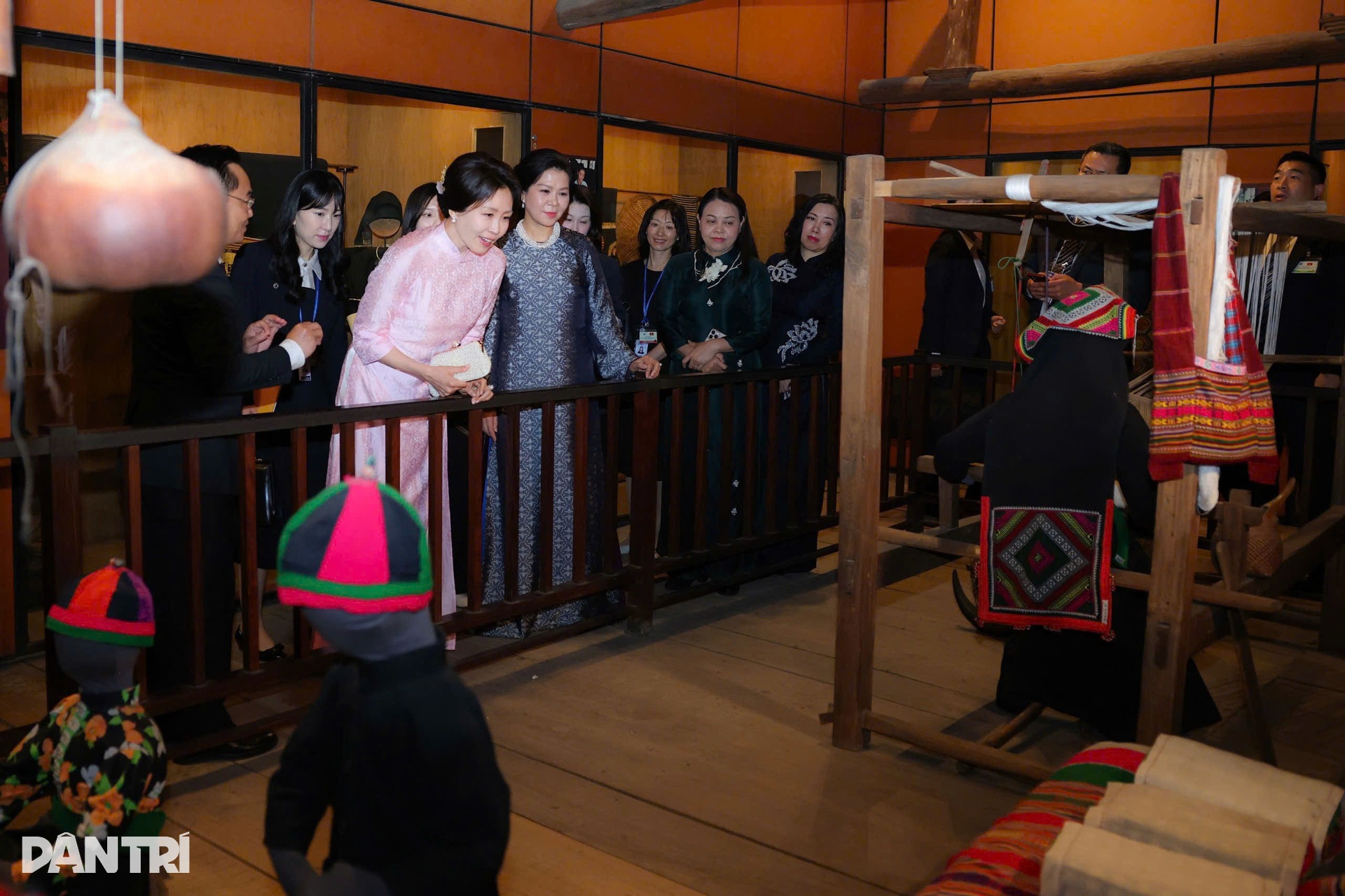 Vietnam first lady hosts South Korean counterpart at water puppet show - 3