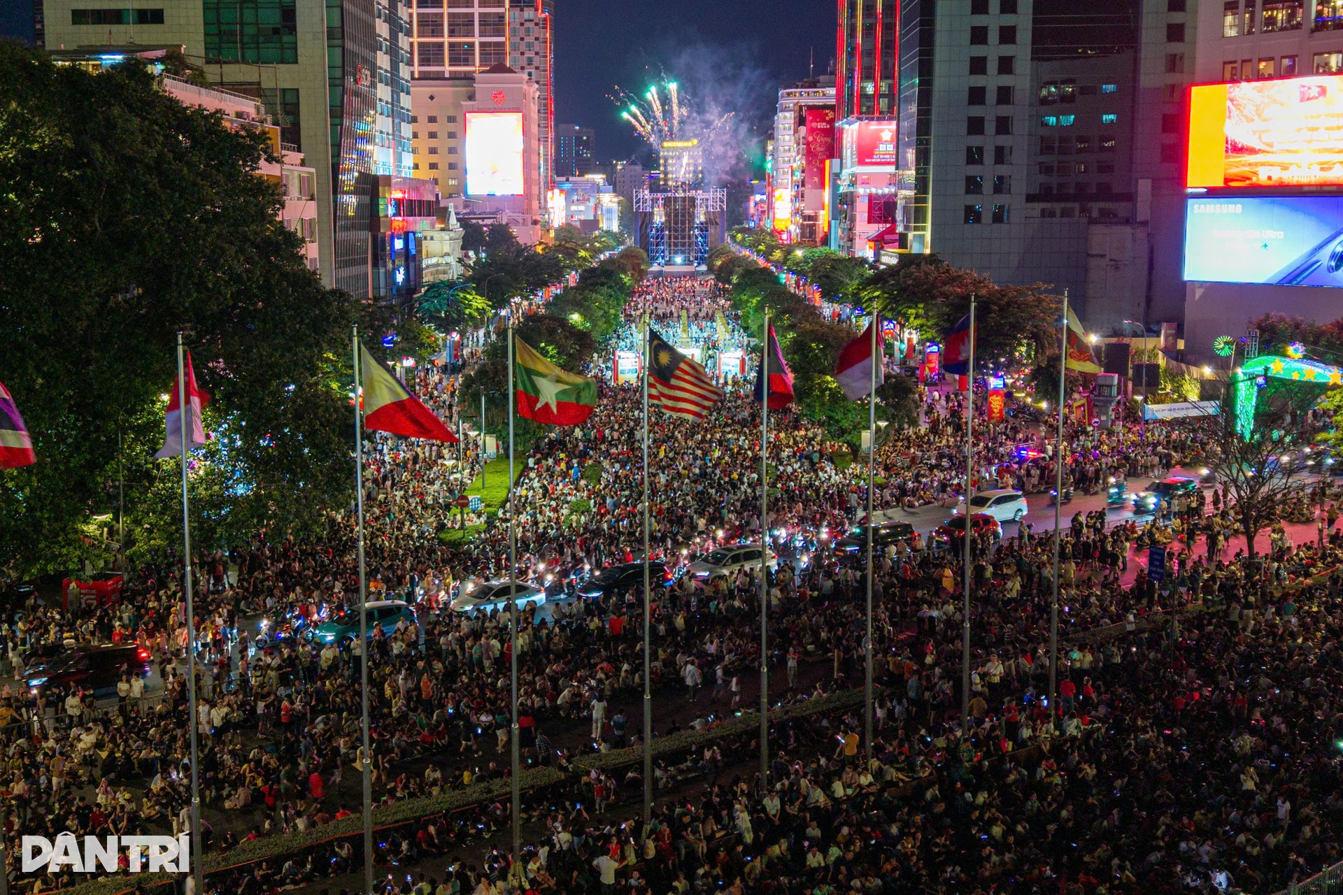 HCM City lights up with fireworks for Reunification Day celebrations - 11