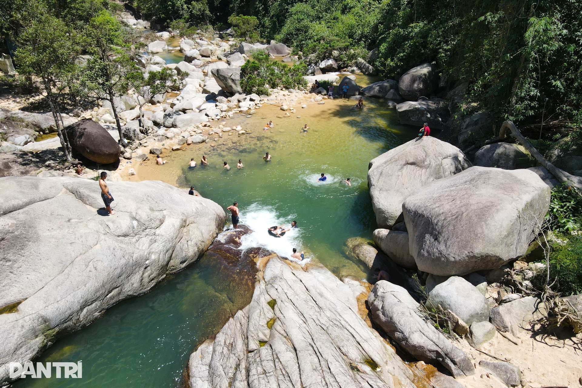 Heatwave crowds flock to Thanh Hoa waterfall - 2