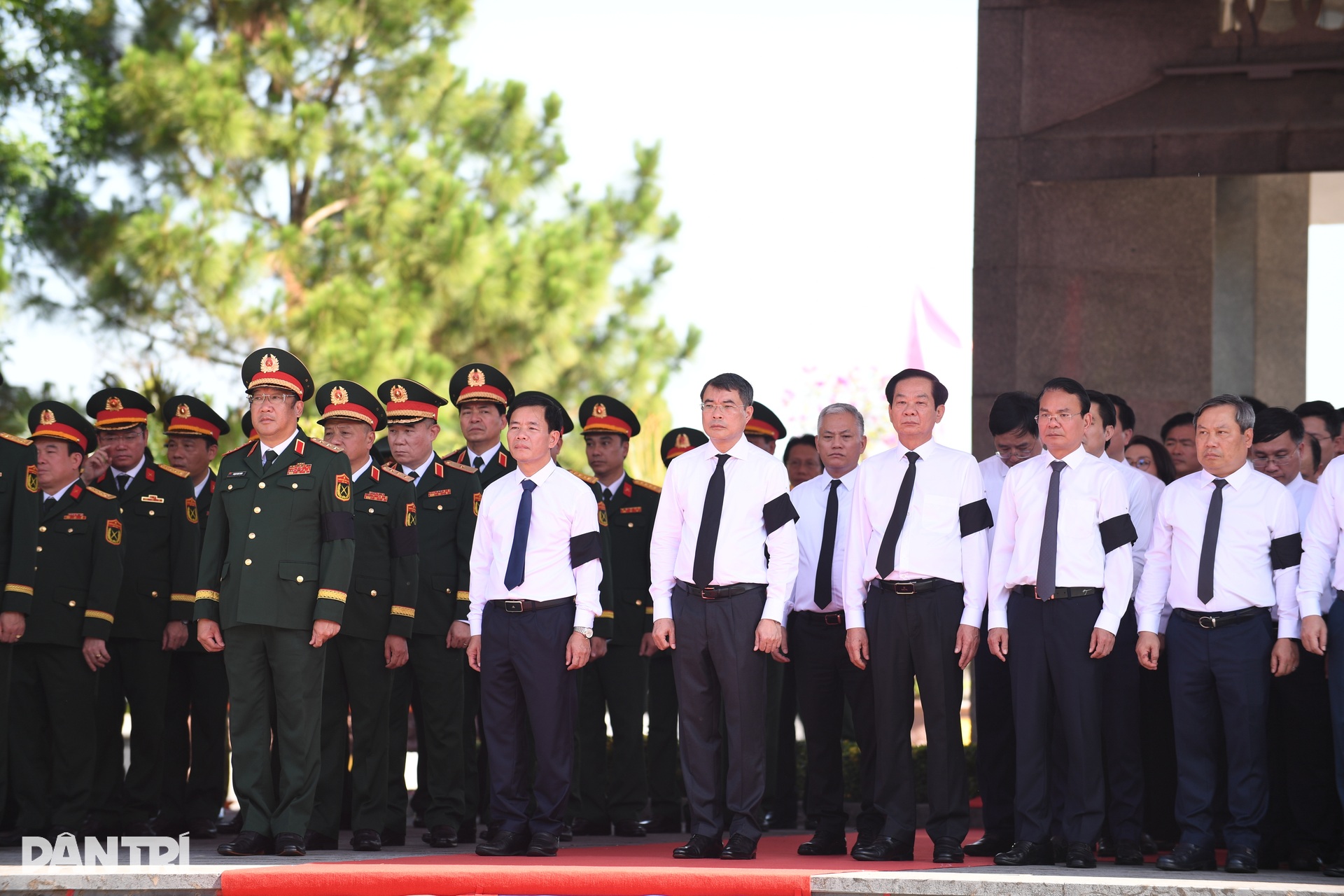 PM Le Minh Hung attends burial ceremony for 28 Vietnamese martyrs - 1