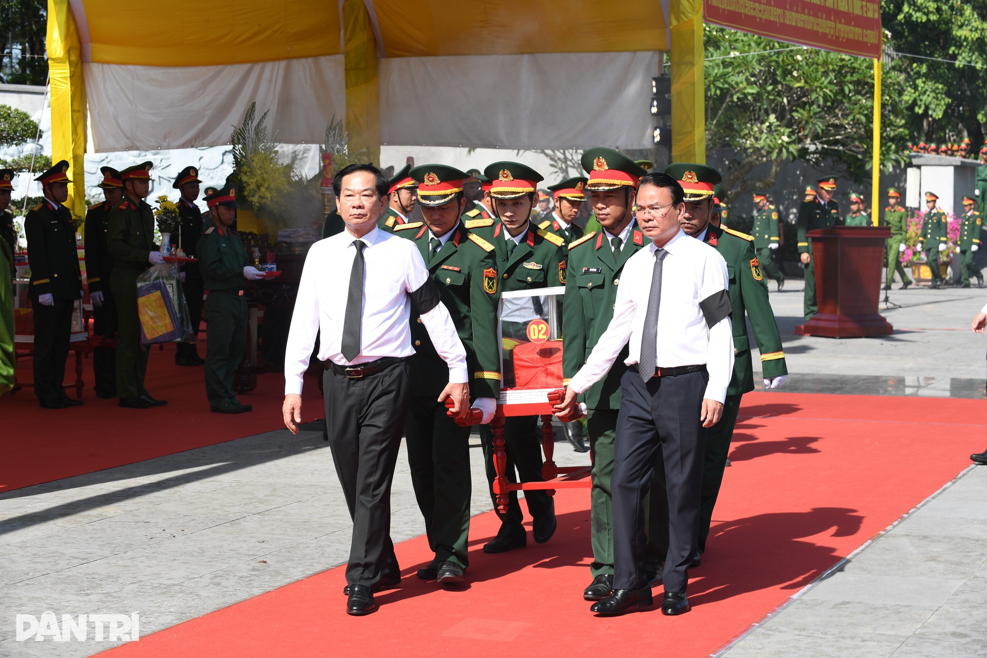 PM Le Minh Hung attends burial ceremony for 28 Vietnamese martyrs - 5