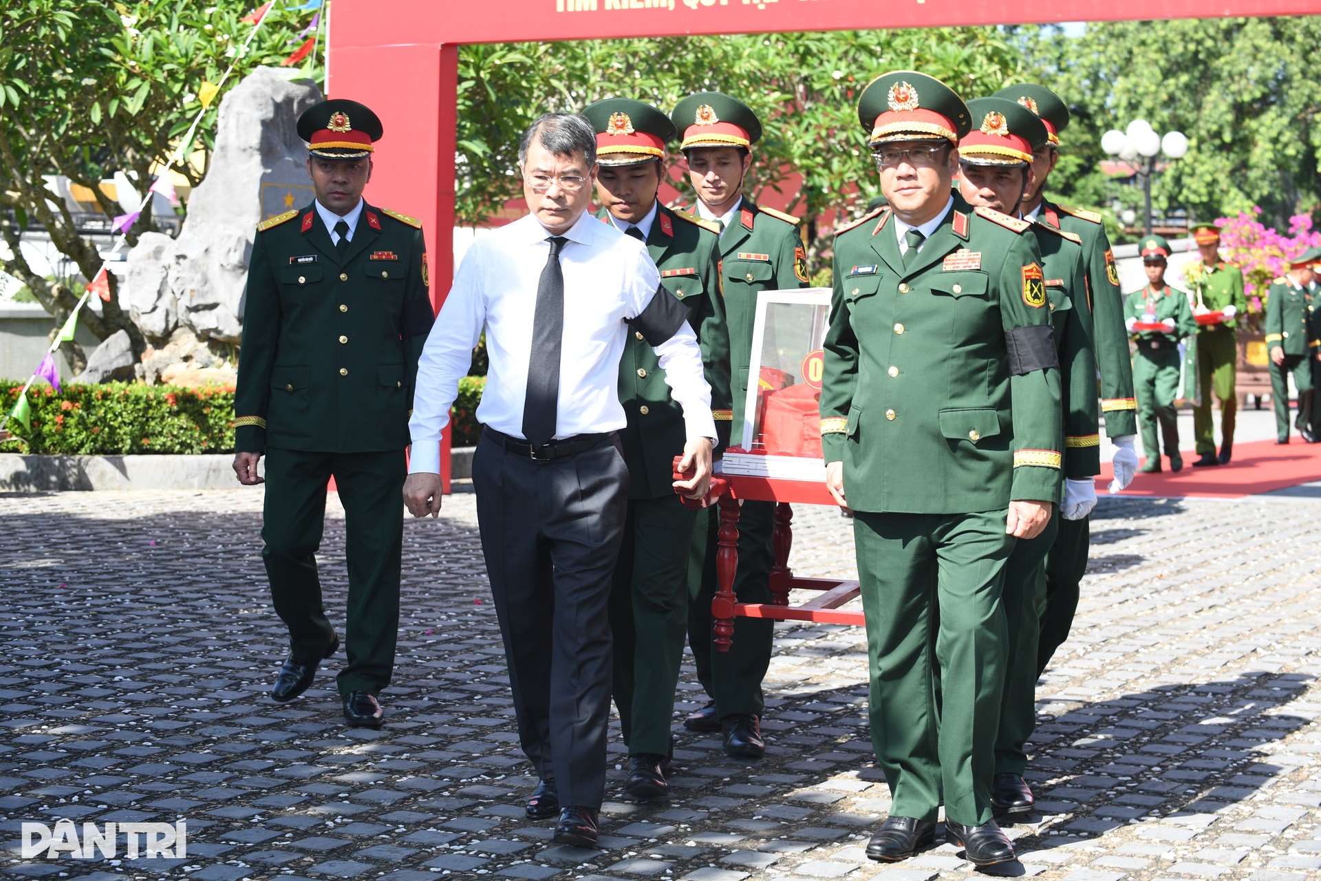PM Le Minh Hung attends burial ceremony for 28 Vietnamese martyrs - 4