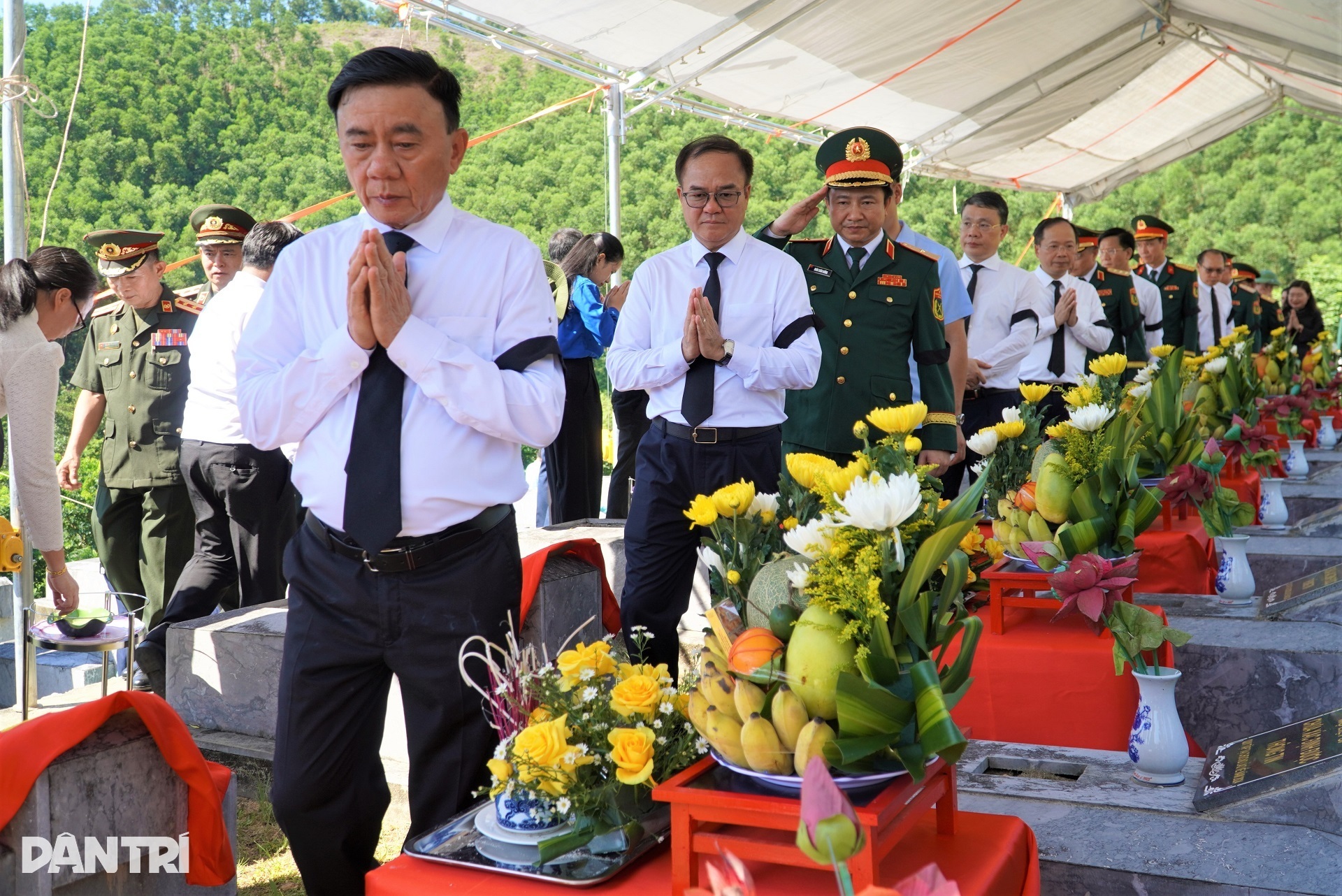 Ha Tinh buries Vietnamese soldiers found in Laos after 40 years - 10