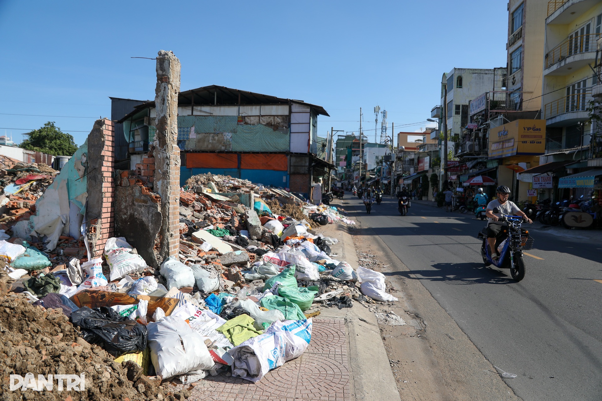 More than 100 homes cleared for canal park in Ho Chi Minh City - 5