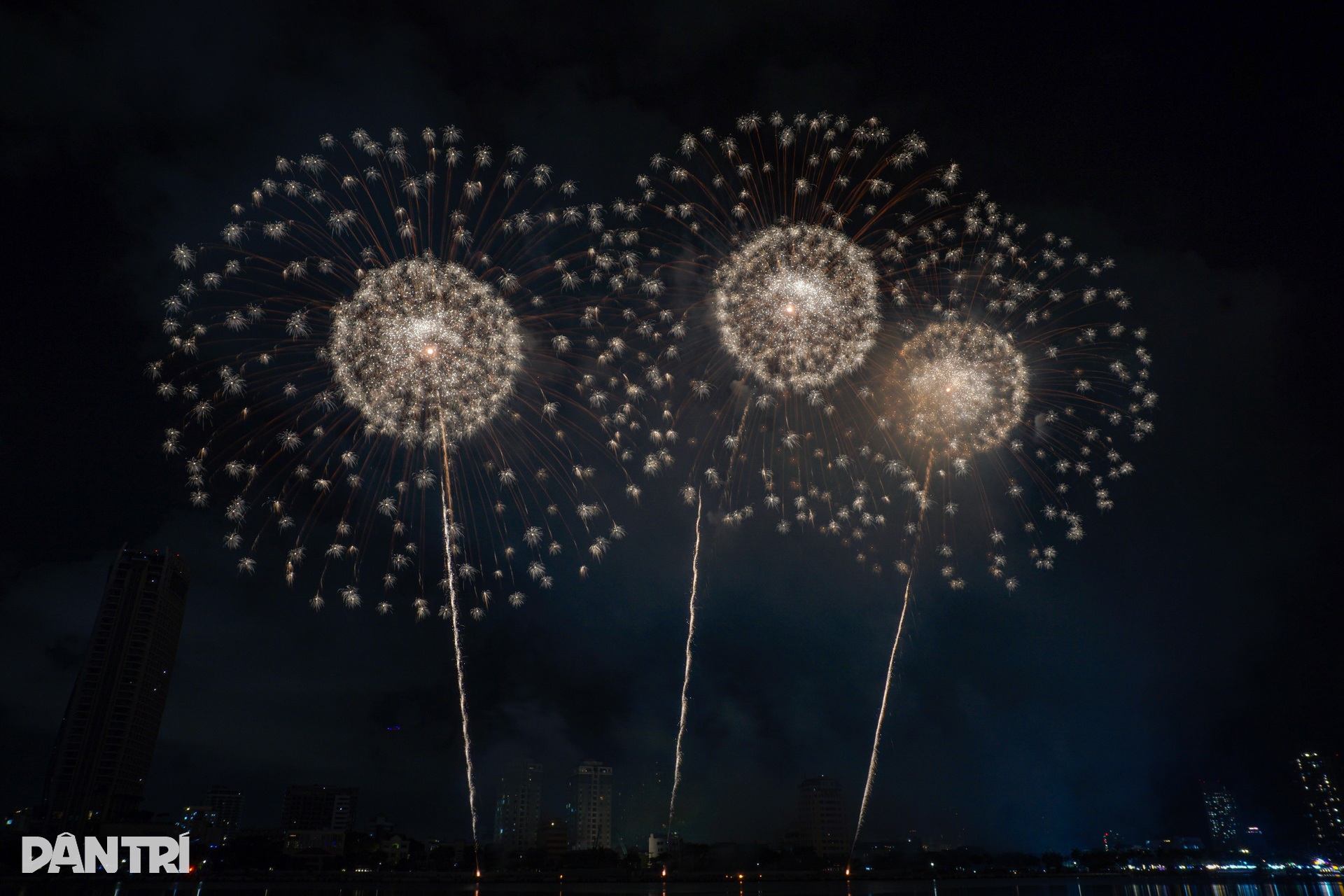 Vietnam and China light up Han River at fireworks festival - 10