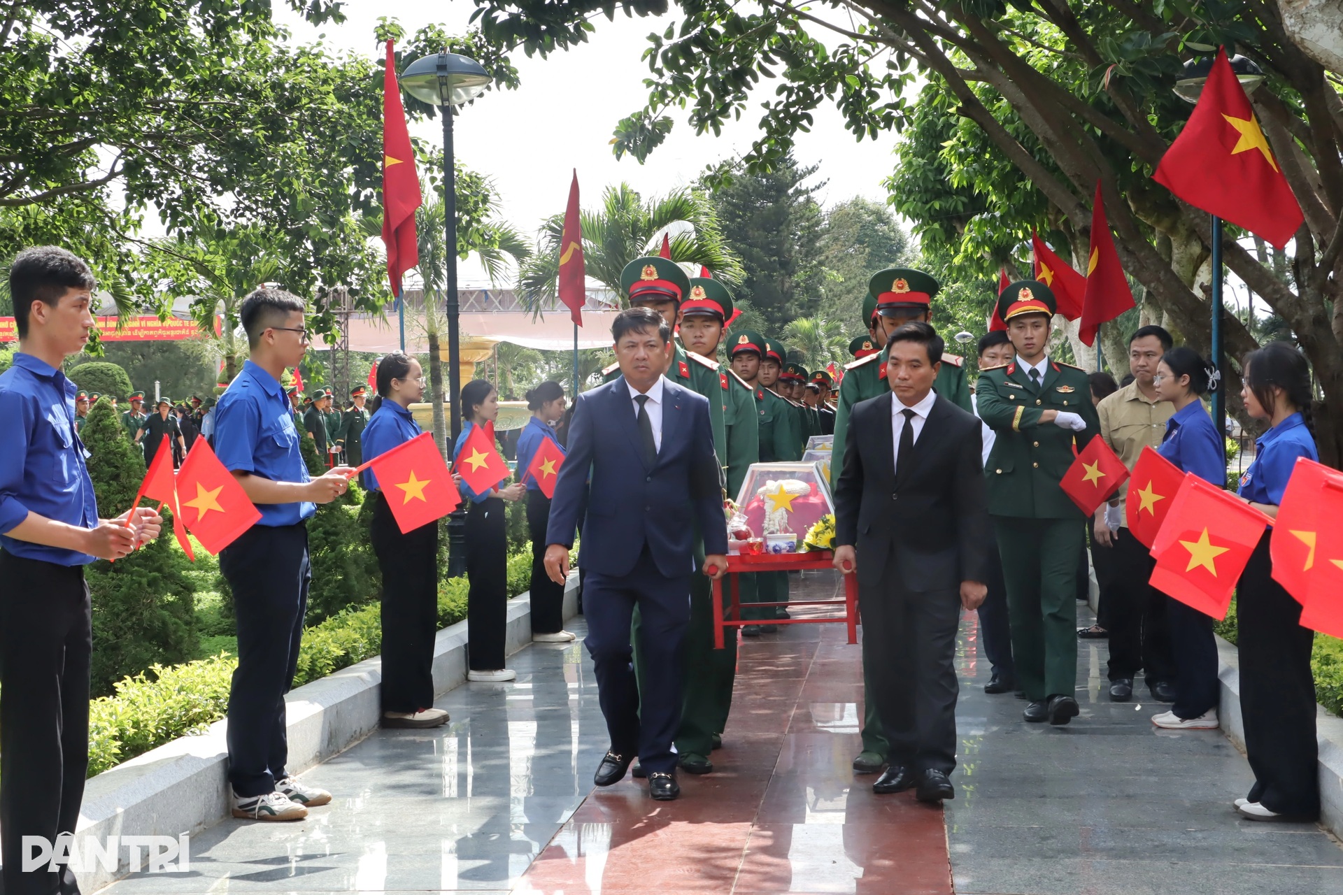 Hundreds welcome home 27 Vietnamese war dead in Dak Lak - 8