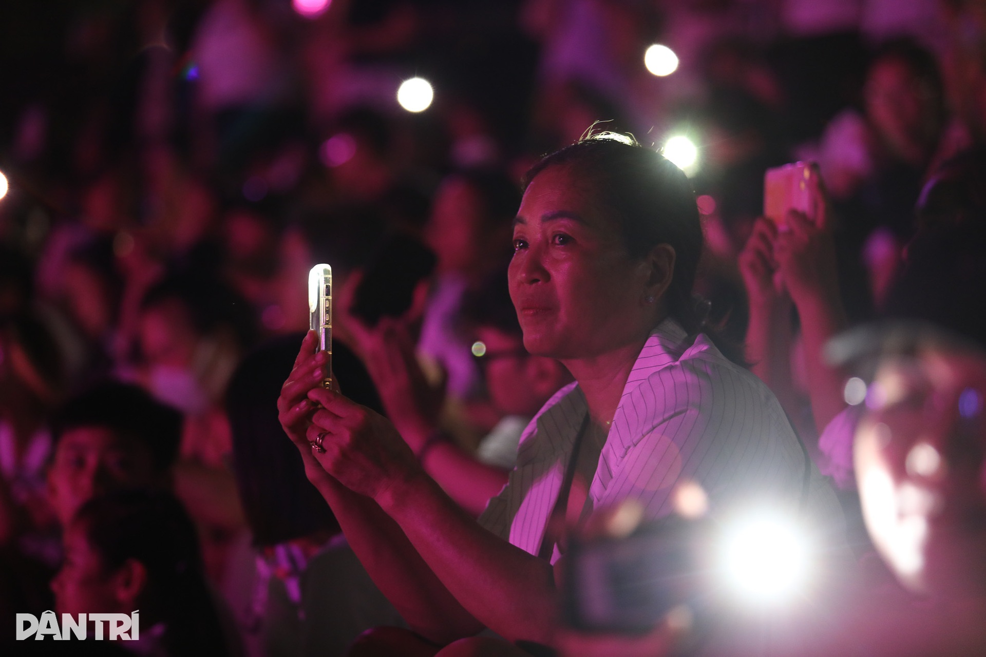 More than 1,000 attend Covid-19 memorial in HCM City - 12