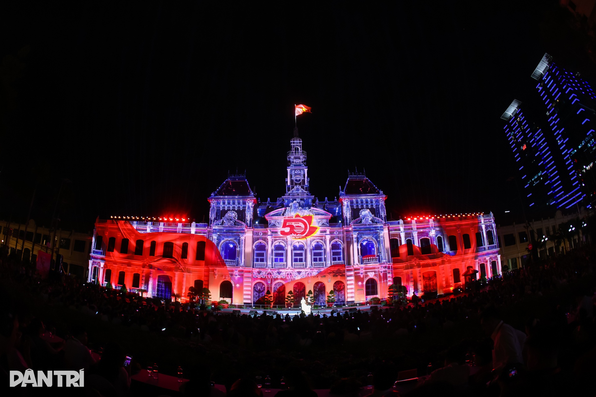 Fireworks light up Ho Chi Minh City's 50th anniversary celebrations - 13