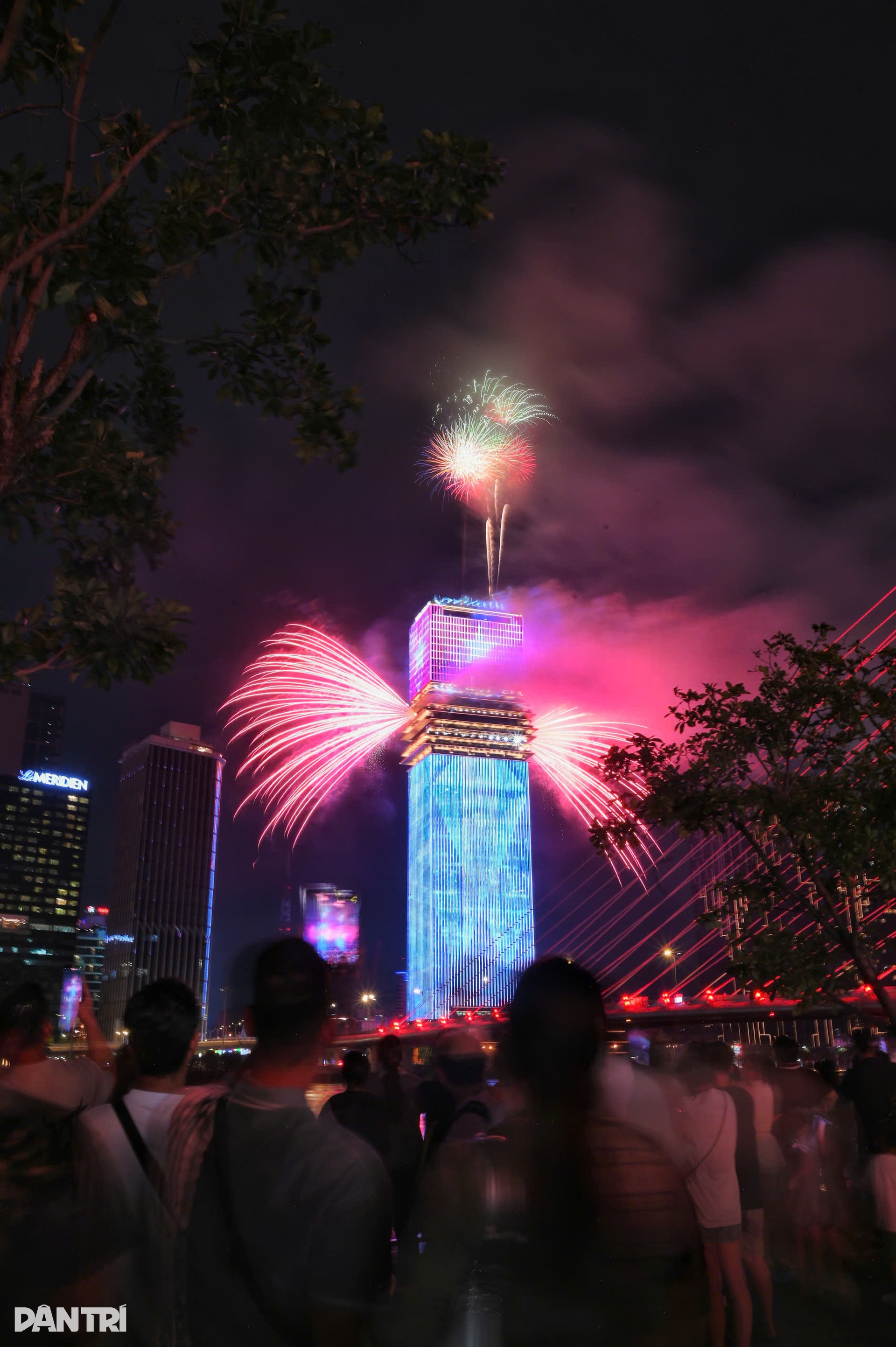 Fireworks light up Ho Chi Minh City's 50th anniversary celebrations - 4